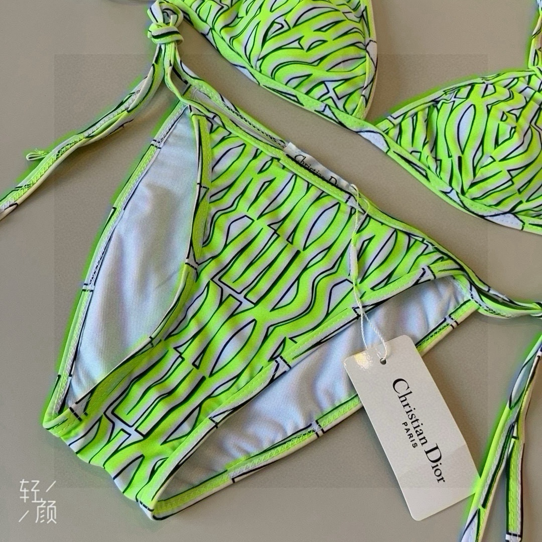 。
Dior迪奥 新款比基尼泳衣👙❤️😍🥰适合多种场景的游泳衣🏊‍♀️海边 游泳池 温泉 水上乐园 漂流