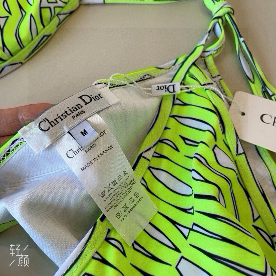 。
Dior迪奥 新款比基尼泳衣👙❤️😍🥰适合多种场景的游泳衣🏊‍♀️海边 游泳池 温泉 水上乐园 漂流