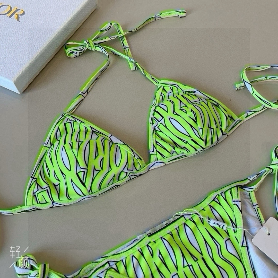 。
Dior迪奥 新款比基尼泳衣👙❤️😍🥰适合多种场景的游泳衣🏊‍♀️海边 游泳池 温泉 水上乐园 漂流
