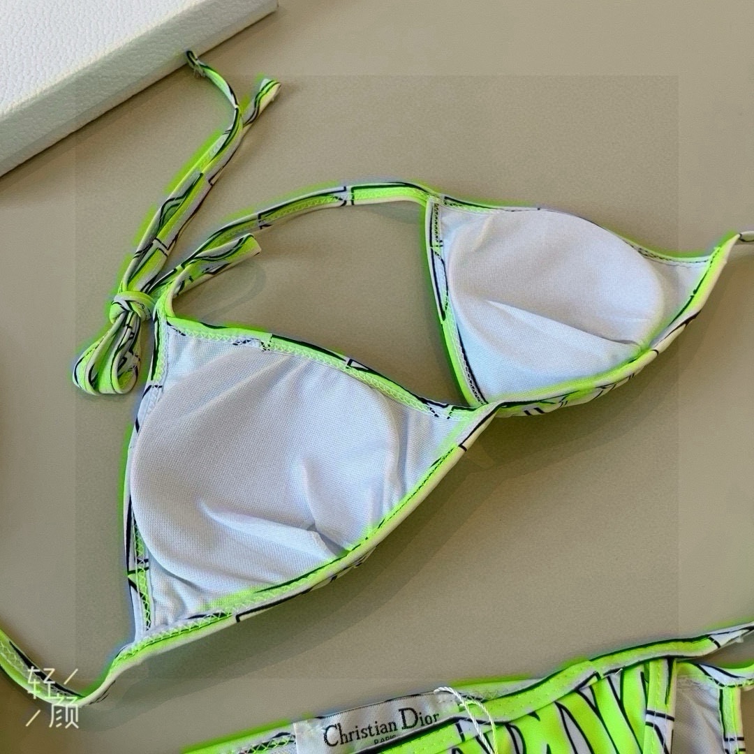。
Dior迪奥 新款比基尼泳衣👙❤️😍🥰适合多种场景的游泳衣🏊‍♀️海边 游泳池 温泉 水上乐园 漂流