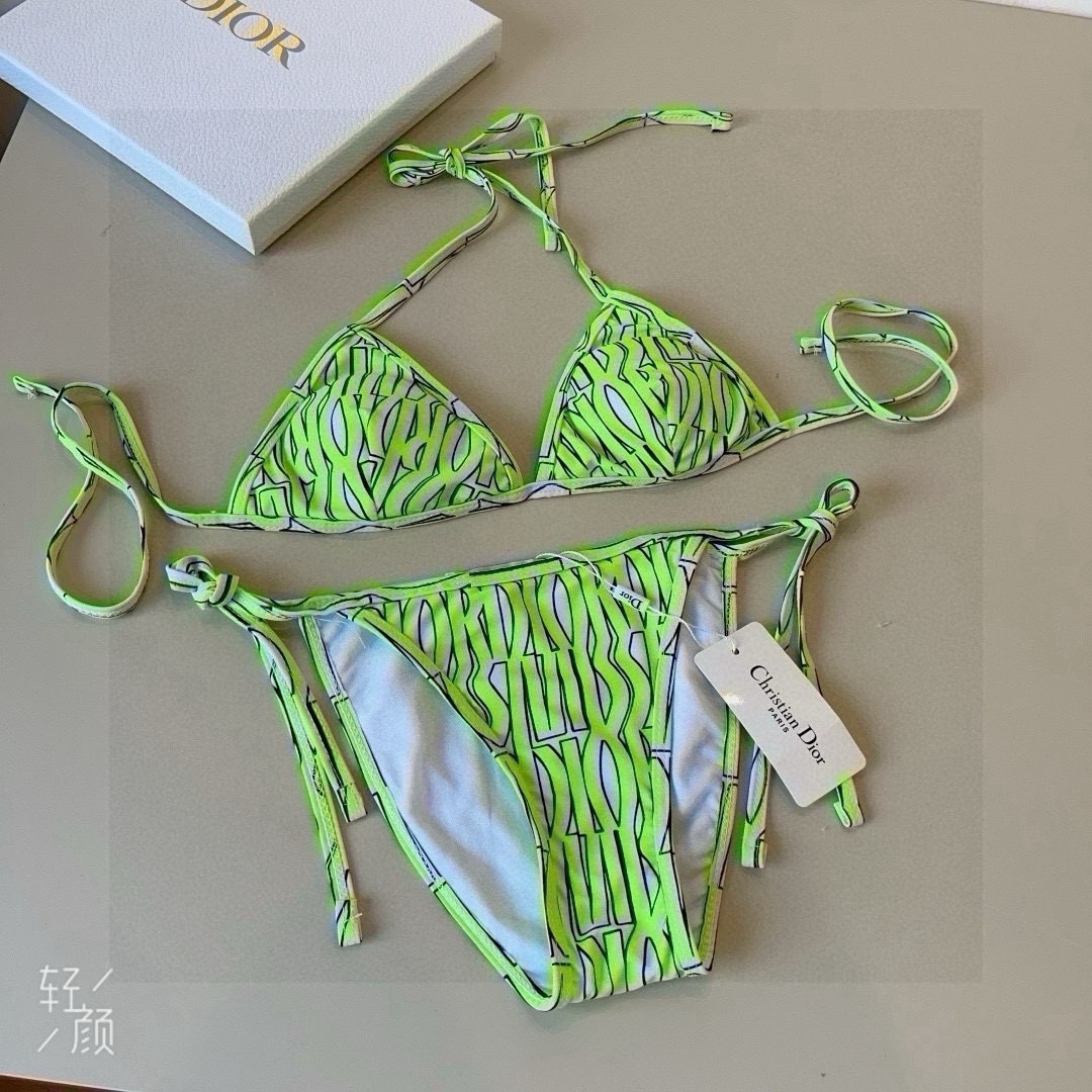 。
Dior迪奥 新款比基尼泳衣👙❤️😍🥰适合多种场景的游泳衣🏊‍♀️海边 游泳池 温泉 水上乐园 漂流