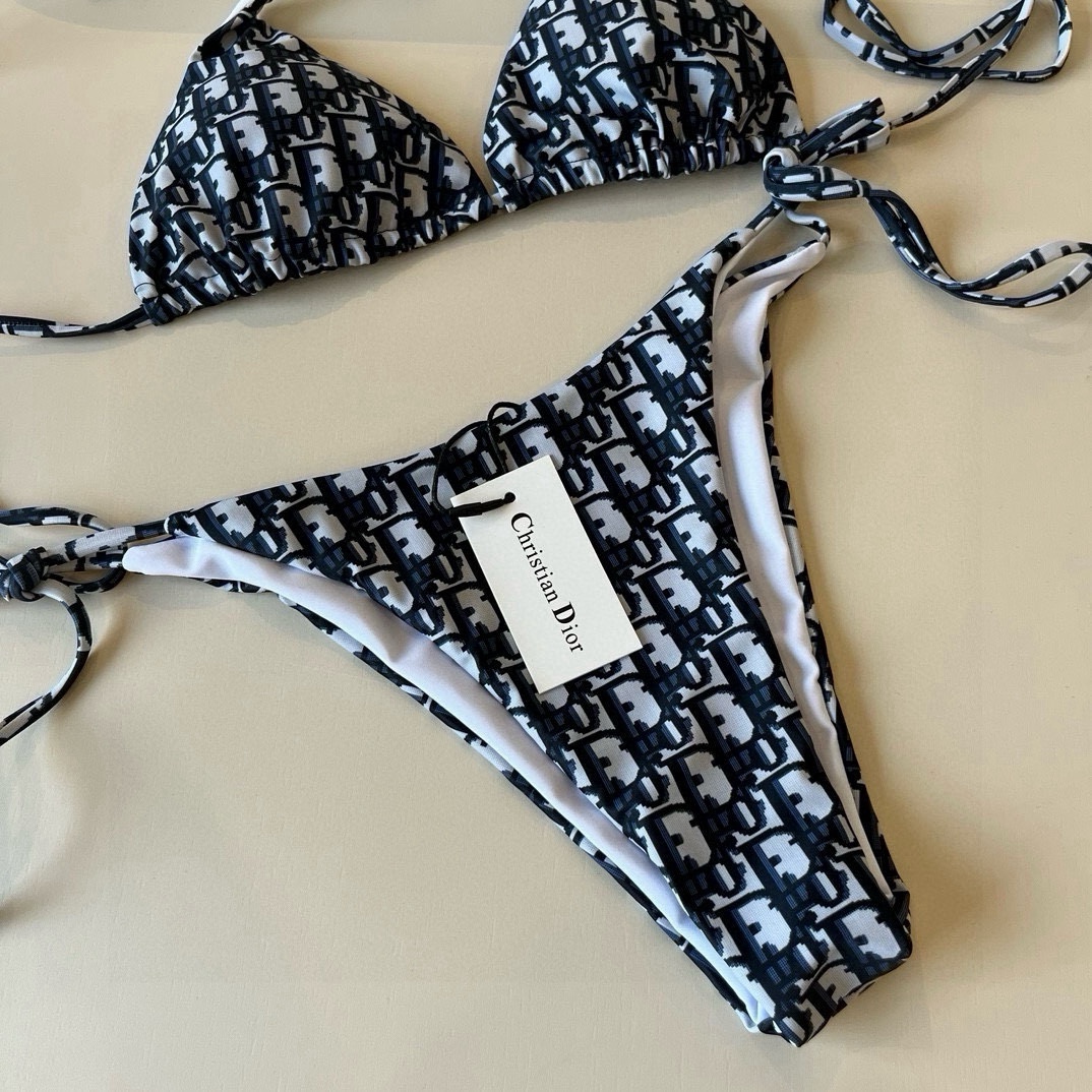。
Dior 迪奥新款分体泳衣😍🥰适合多种场景的游泳衣🏊‍♀️海边 游泳池 温泉 水上乐园 漂流都可以😌