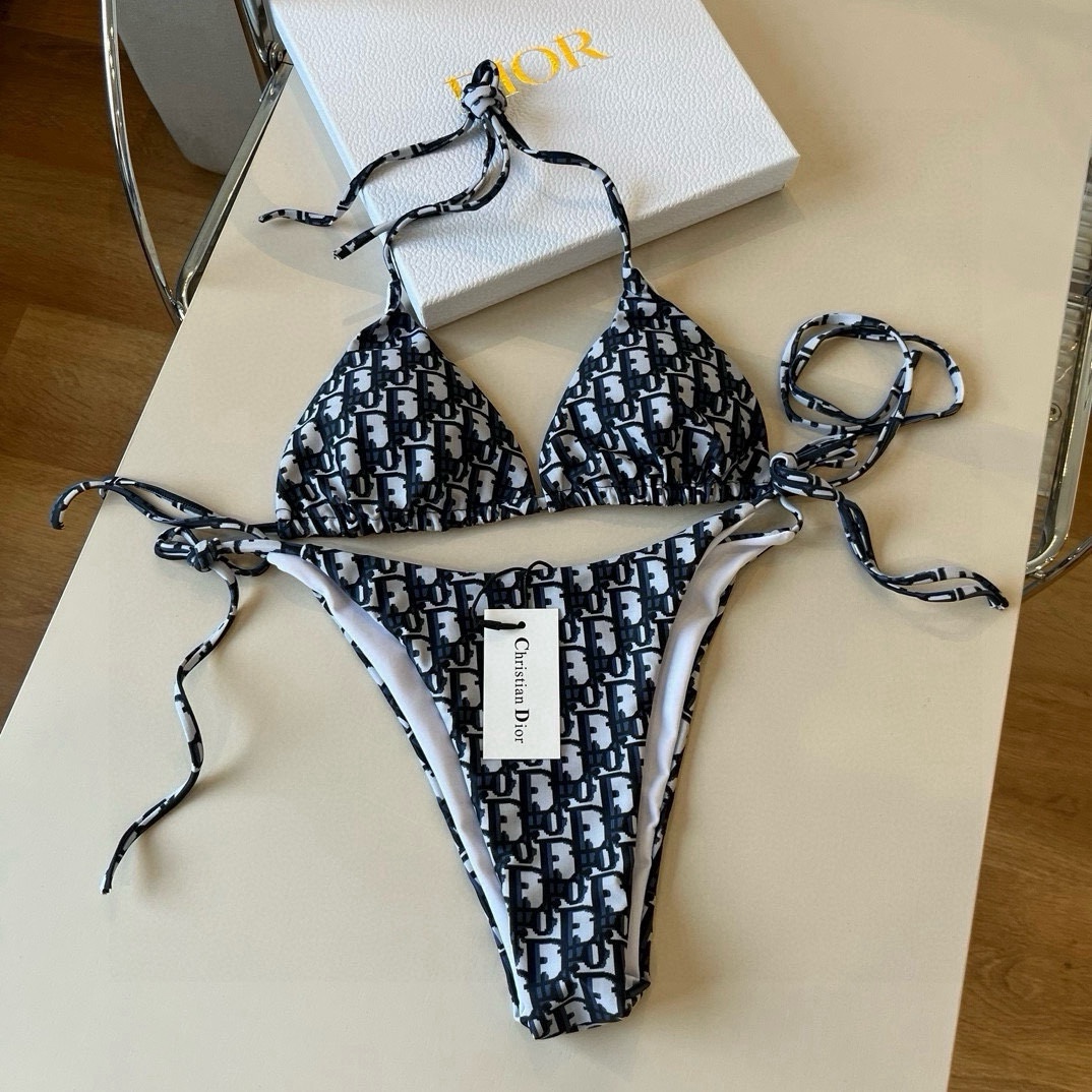 。
Dior 迪奥新款分体泳衣😍🥰适合多种场景的游泳衣🏊‍♀️海边 游泳池 温泉 水上乐园 漂流都可以😌