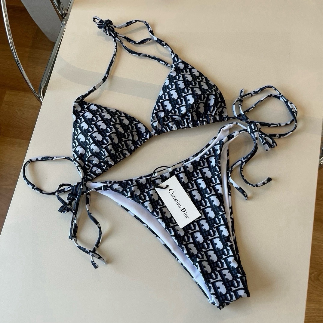 。
Dior 迪奥新款分体泳衣😍🥰适合多种场景的游泳衣🏊‍♀️海边 游泳池 温泉 水上乐园 漂流都可以😌