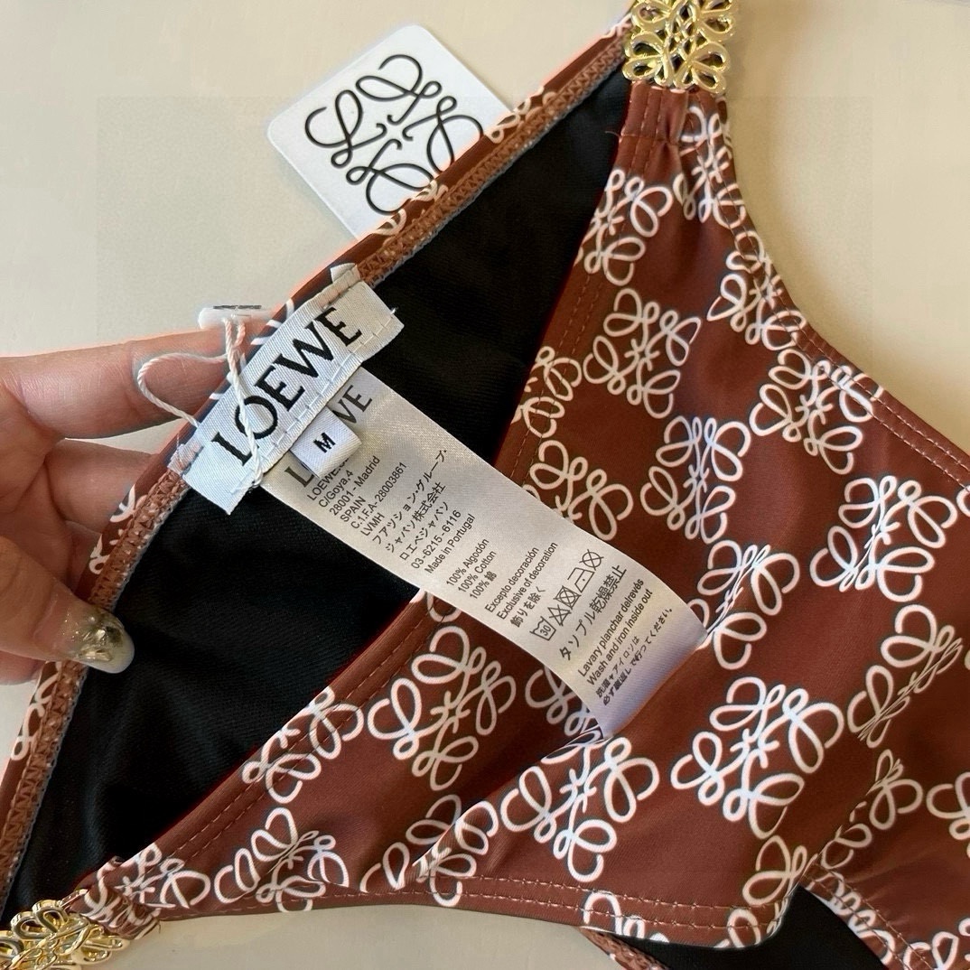 。
LOEWE罗意威 新款比基尼😍🥰适合多种场景的游泳衣🏊‍♀️海边 游泳池 温泉 水上乐园 漂流都可以