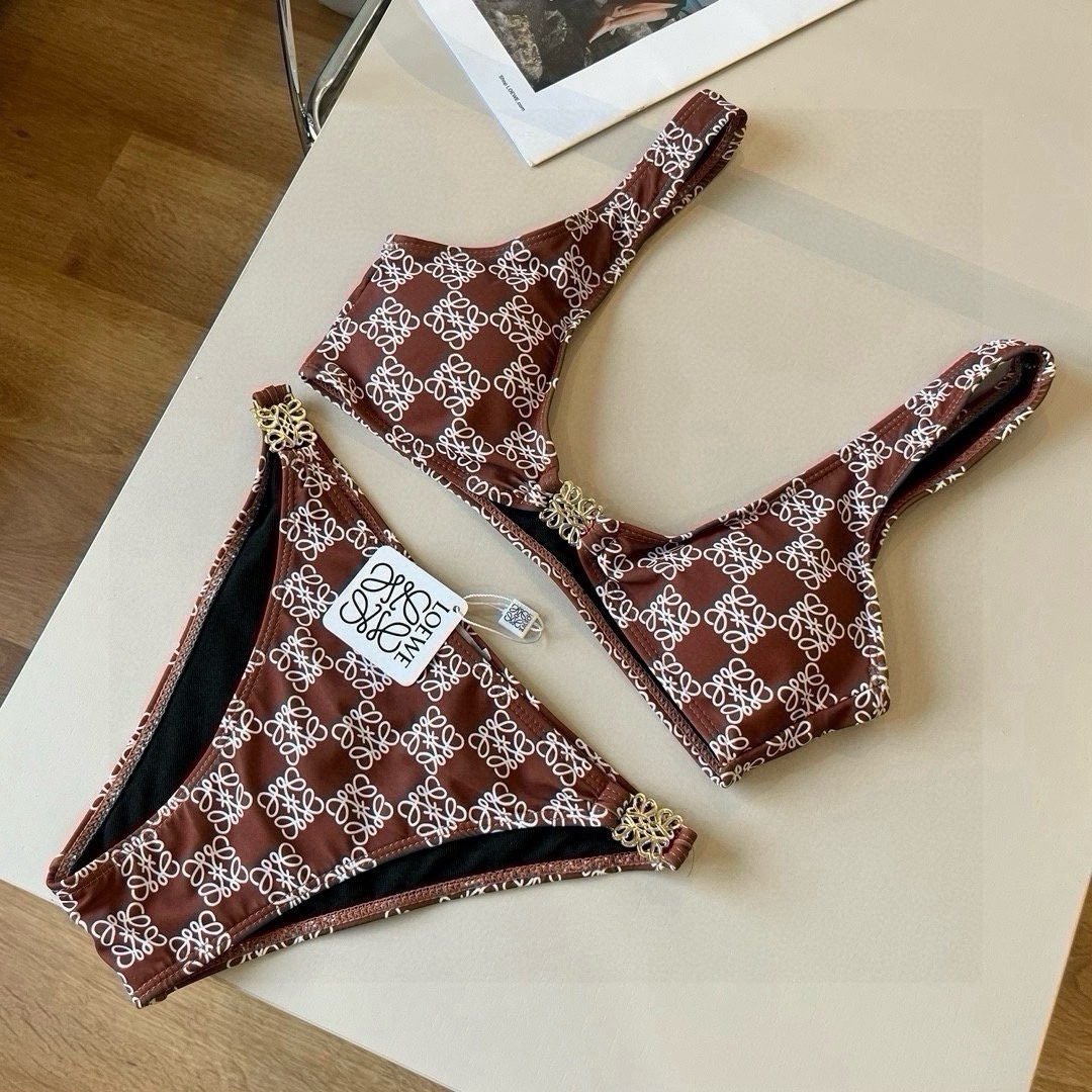 。
LOEWE罗意威 新款比基尼😍🥰适合多种场景的游泳衣🏊‍♀️海边 游泳池 温泉 水上乐园 漂流都可以