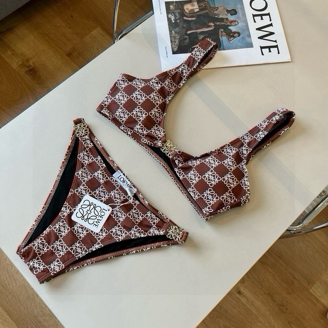 。
LOEWE罗意威 新款比基尼😍🥰适合多种场景的游泳衣🏊‍♀️海边 游泳池 温泉 水上乐园 漂流都可以