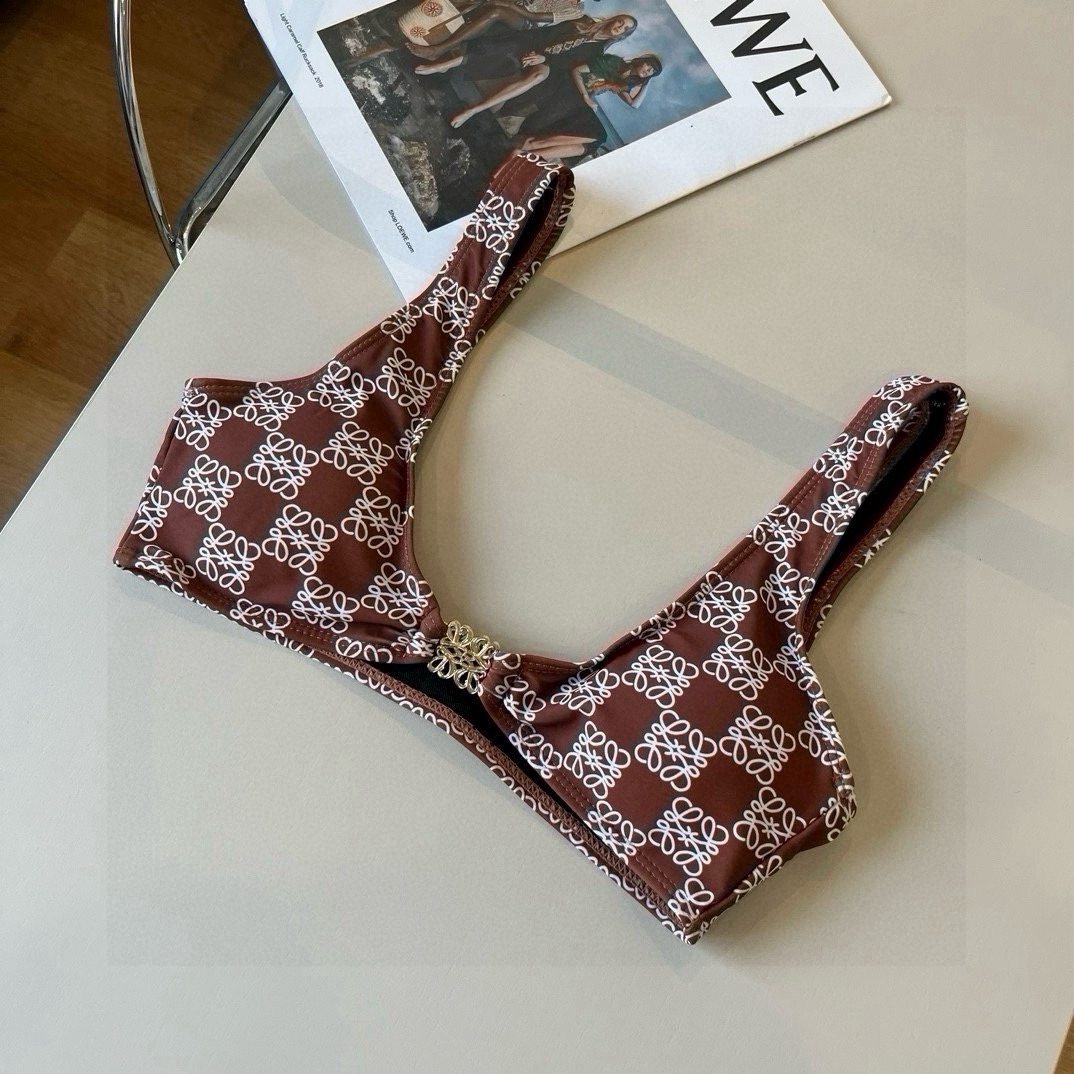 。
LOEWE罗意威 新款比基尼😍🥰适合多种场景的游泳衣🏊‍♀️海边 游泳池 温泉 水上乐园 漂流都可以