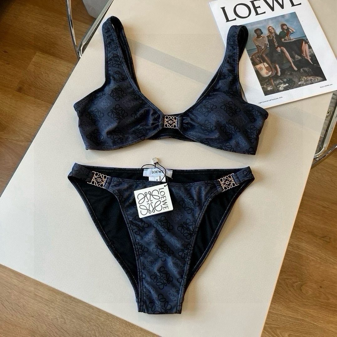 。
LOEWE罗意威 新款比基尼😍🥰适合多种场景的游泳衣🏊‍♀️海边 游泳池 温泉 水上乐园 漂流都可以