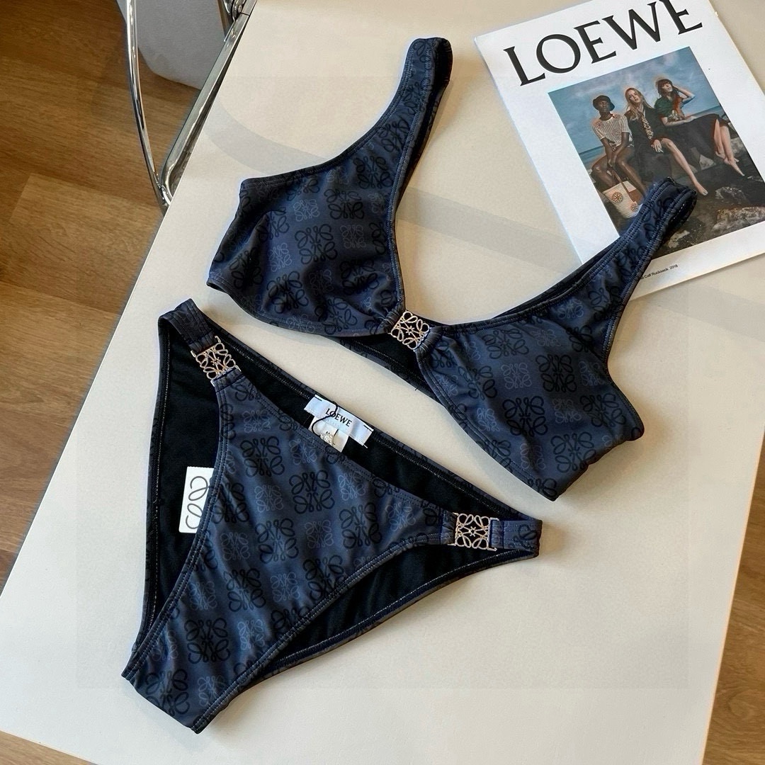 。
LOEWE罗意威 新款比基尼😍🥰适合多种场景的游泳衣🏊‍♀️海边 游泳池 温泉 水上乐园 漂流都可以