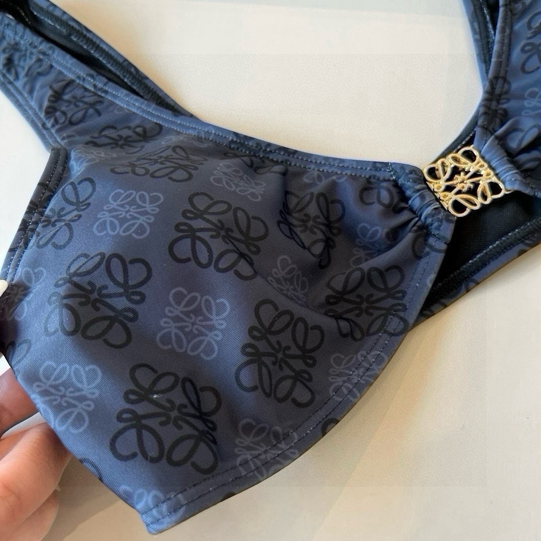 。
LOEWE罗意威 新款比基尼😍🥰适合多种场景的游泳衣🏊‍♀️海边 游泳池 温泉 水上乐园 漂流都可以