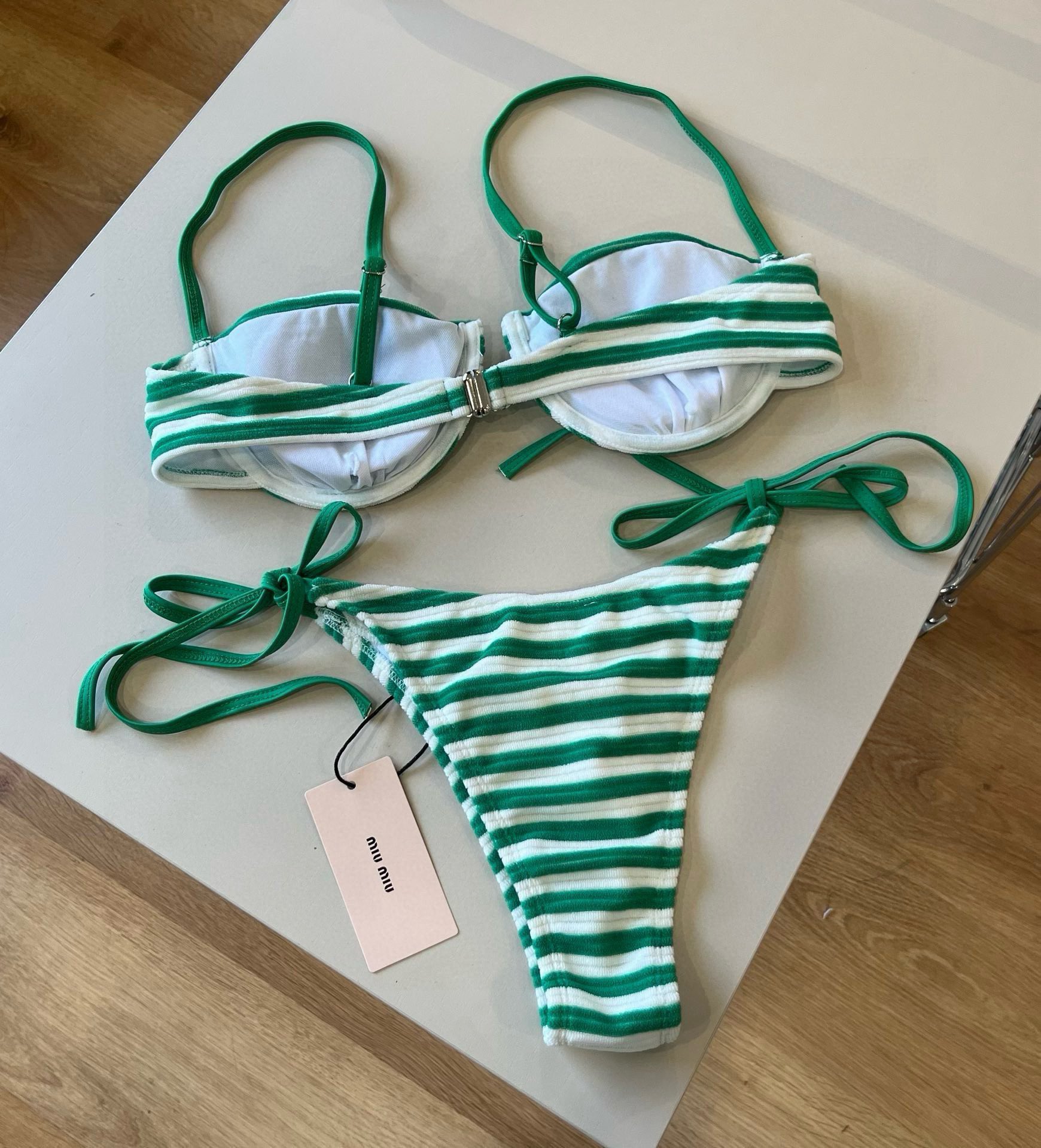 。

miumiu缪缪新款分体比基尼分体套装，S M L XL