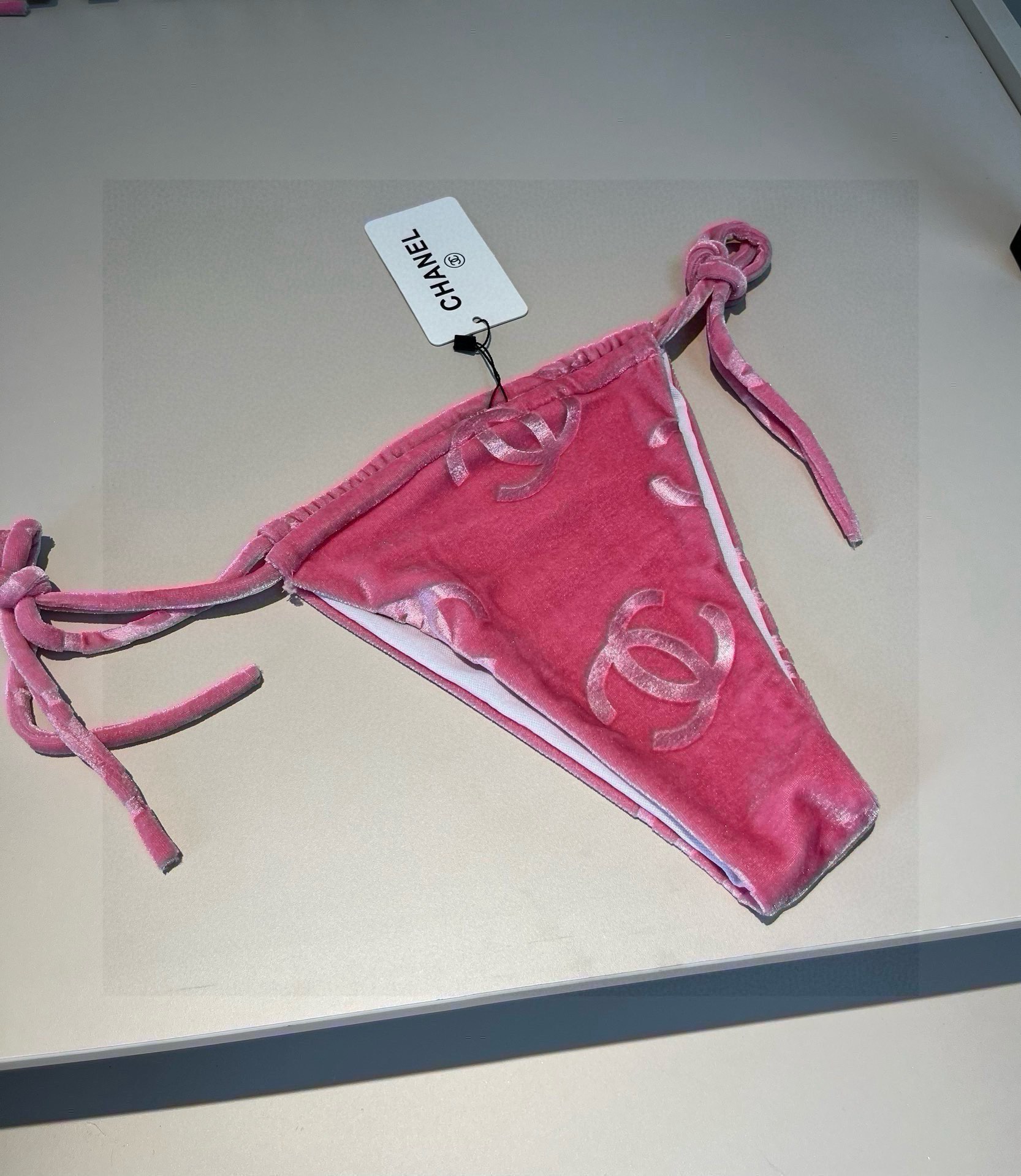 。
Chanel香奈儿灯芯绒经典比基尼三件套👙❤️😍🥰适合多种场景的游泳衣🏊‍♀️海边 游泳池 温泉 水