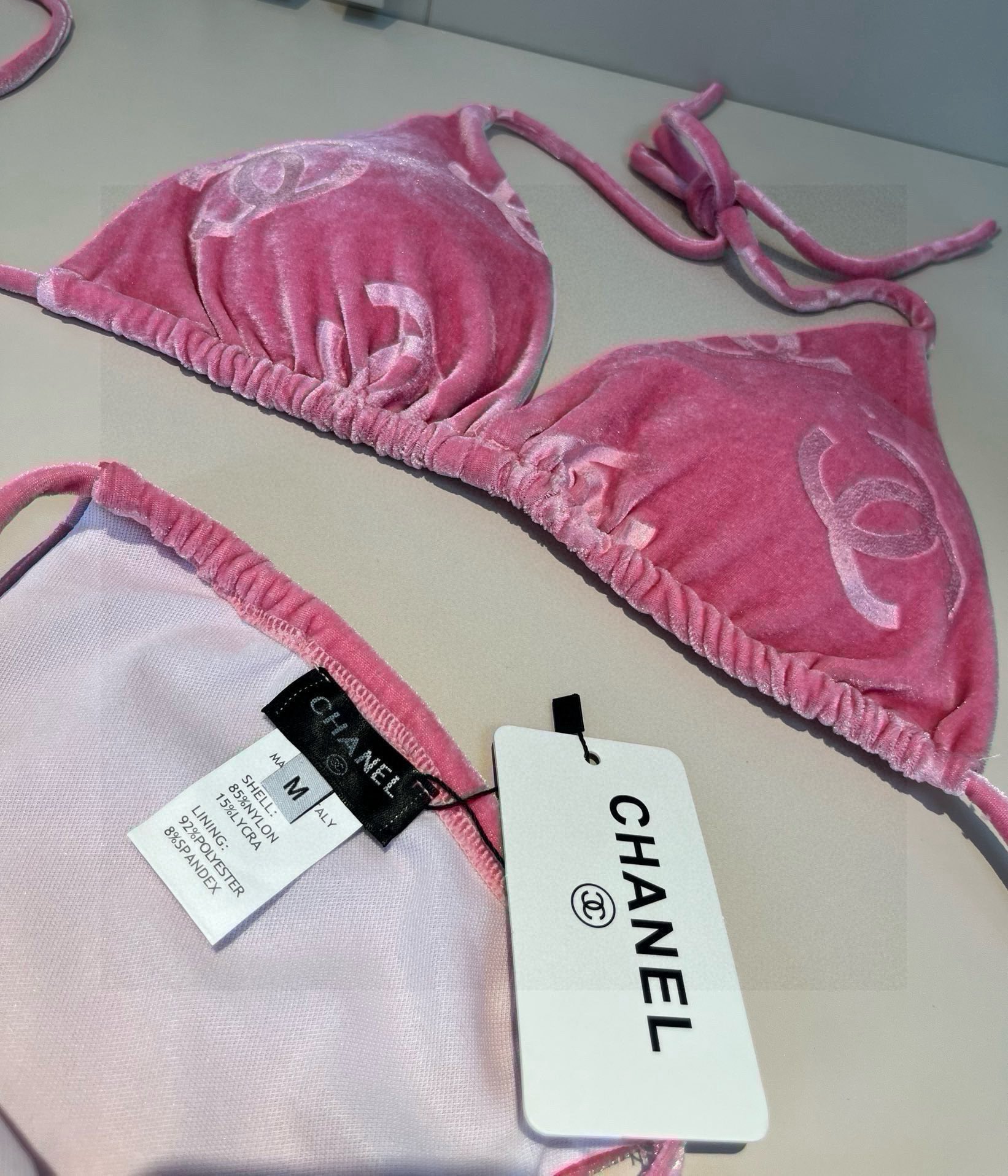 。
Chanel香奈儿灯芯绒经典比基尼三件套👙❤️😍🥰适合多种场景的游泳衣🏊‍♀️海边 游泳池 温泉 水