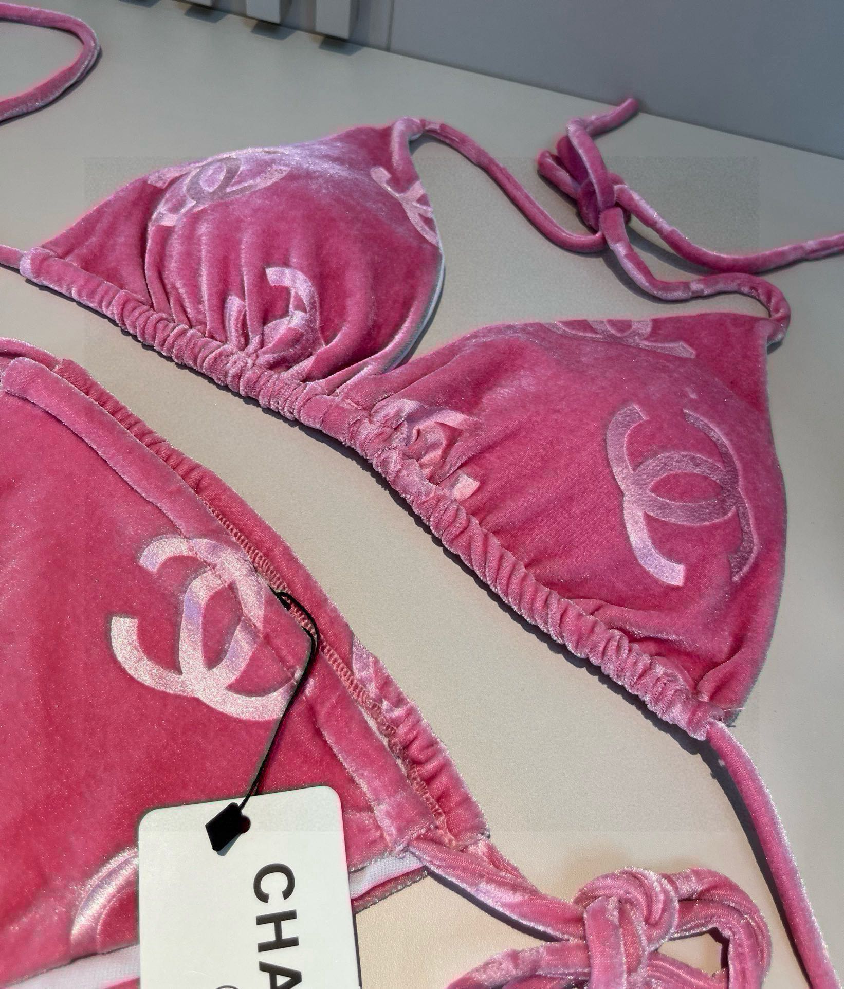 。
Chanel香奈儿灯芯绒经典比基尼三件套👙❤️😍🥰适合多种场景的游泳衣🏊‍♀️海边 游泳池 温泉 水