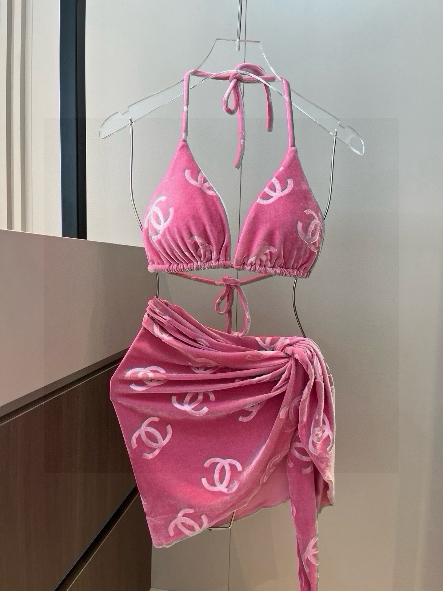 。
Chanel香奈儿灯芯绒经典比基尼三件套👙❤️😍🥰适合多种场景的游泳衣🏊‍♀️海边 游泳池 温泉 水