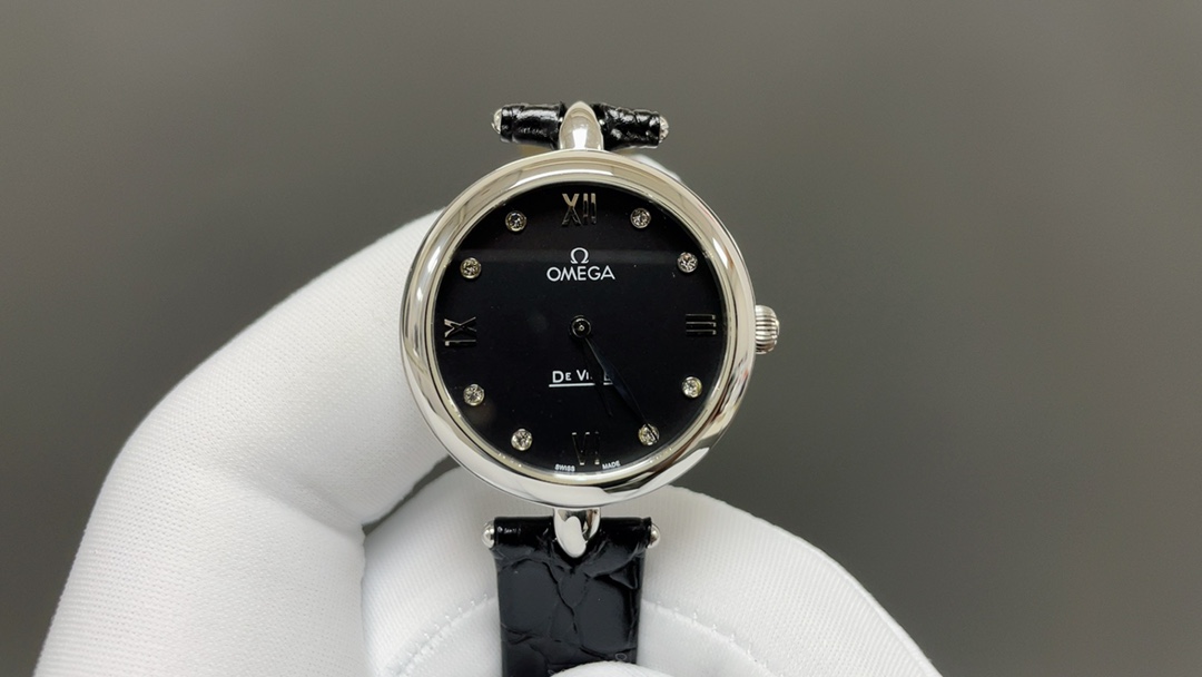 欧米茄🌐机械女表 玫瑰金色手表 水滴款 全玫瑰金 贝壳罗马钻面，一比一机械进出口机芯，尺寸32mm ，表带💦形状效果 立体，堪比原装 欧米茄闪耀呈现碟飞典雅系列Dewdrop同轴腕表，完美捕捉大自然中灵动蝴蝶的那份神秘而优雅的气质，为碟飞家族再添浪漫的女性韵味🌐