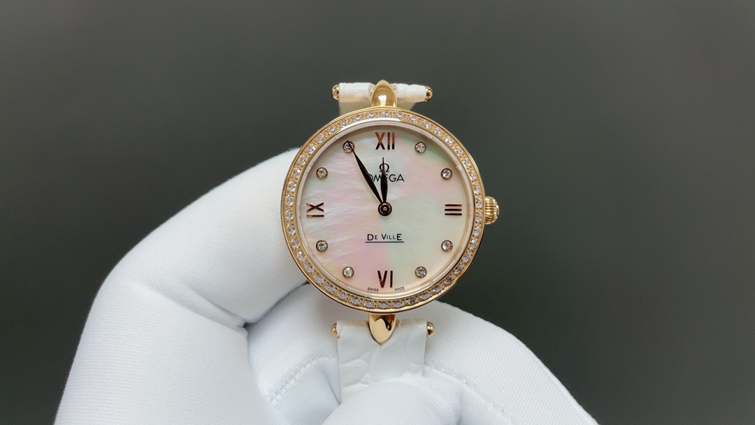 欧米茄🌐机械女表 玫瑰金色手表 水滴款 全玫瑰金 贝壳罗马钻面，一比一机械进出口机芯，尺寸32mm ，表带💦形状效果 立体，堪比原装 欧米茄闪耀呈现碟飞典雅系列Dewdrop同轴腕表，完美捕捉大自然中灵动蝴蝶的那份神秘而优雅的气质，为碟飞家族再添浪漫的女性韵味🌐