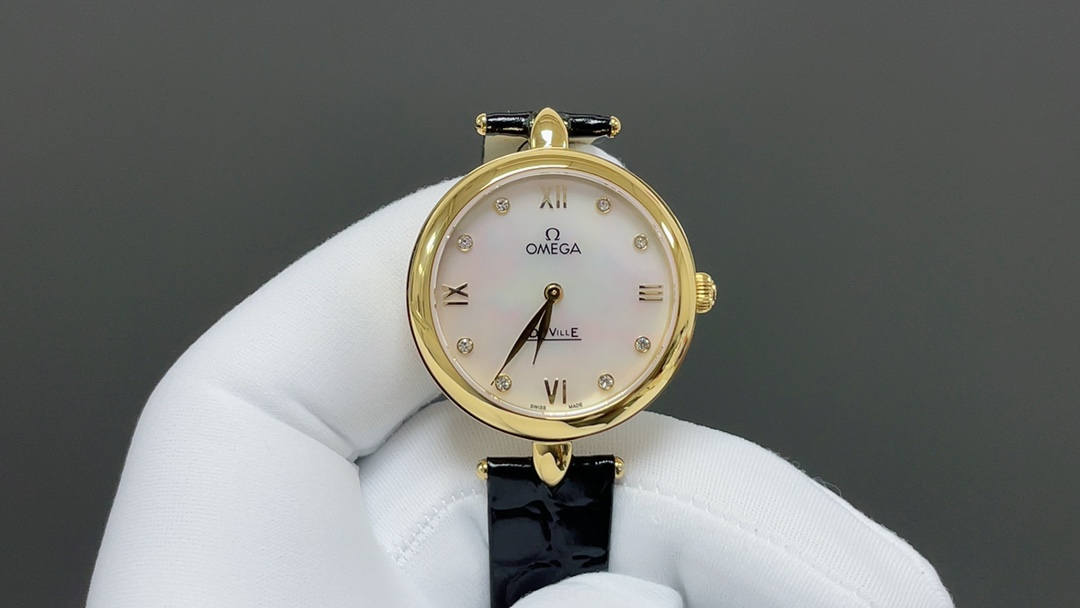 欧米茄🌐机械女表 玫瑰金色手表 水滴款 全玫瑰金 贝壳罗马钻面，一比一机械进出口机芯，尺寸32mm ，表带💦形状效果 立体，堪比原装 欧米茄闪耀呈现碟飞典雅系列Dewdrop同轴腕表，完美捕捉大自然中灵动蝴蝶的那份神秘而优雅的气质，为碟飞家族再添浪漫的女性韵味🌐