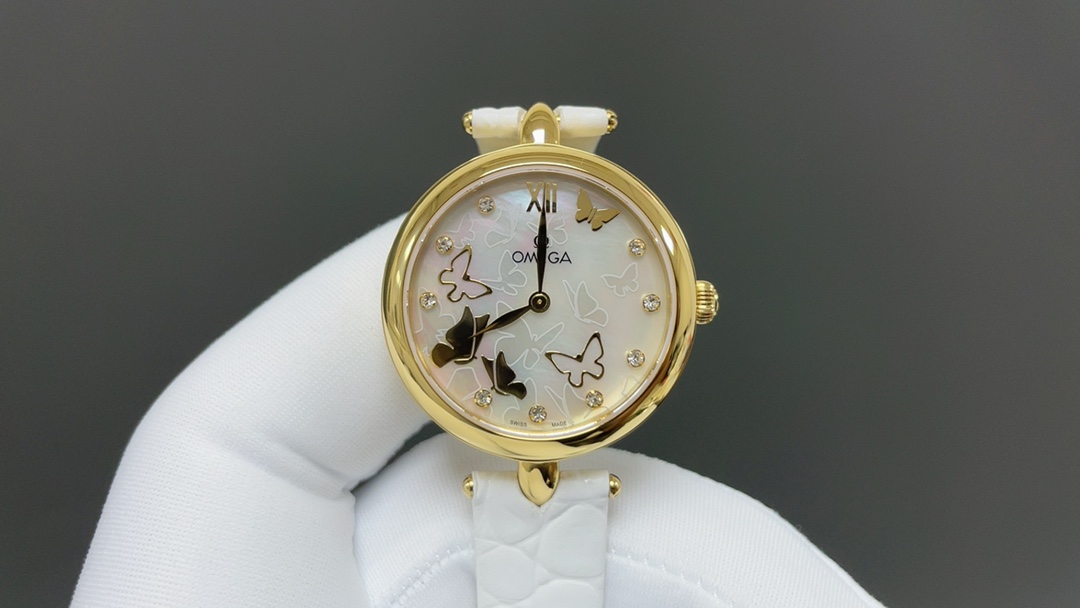 欧米茄🌐机械女表 玫瑰金色手表 水滴款 全玫瑰金 贝壳罗马钻面，一比一机械进出口机芯，尺寸32mm ，表带💦形状效果 立体，堪比原装 欧米茄闪耀呈现碟飞典雅系列Dewdrop同轴腕表，完美捕捉大自然中灵动蝴蝶的那份神秘而优雅的气质，为碟飞家族再添浪漫的女性韵味🌐