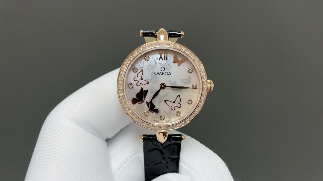 欧米茄🌐机械女表 玫瑰金色手表 水滴款 全玫瑰金 贝壳罗马钻面，一比一机械进出口机芯，尺寸32mm ，表带💦形状效果 立体，堪比原装 欧米茄闪耀呈现碟飞典雅系列Dewdrop同轴腕表，完美捕捉大自然中灵动蝴蝶的那份神秘而优雅的气质，为碟飞家族再添浪漫的女性韵味🌐