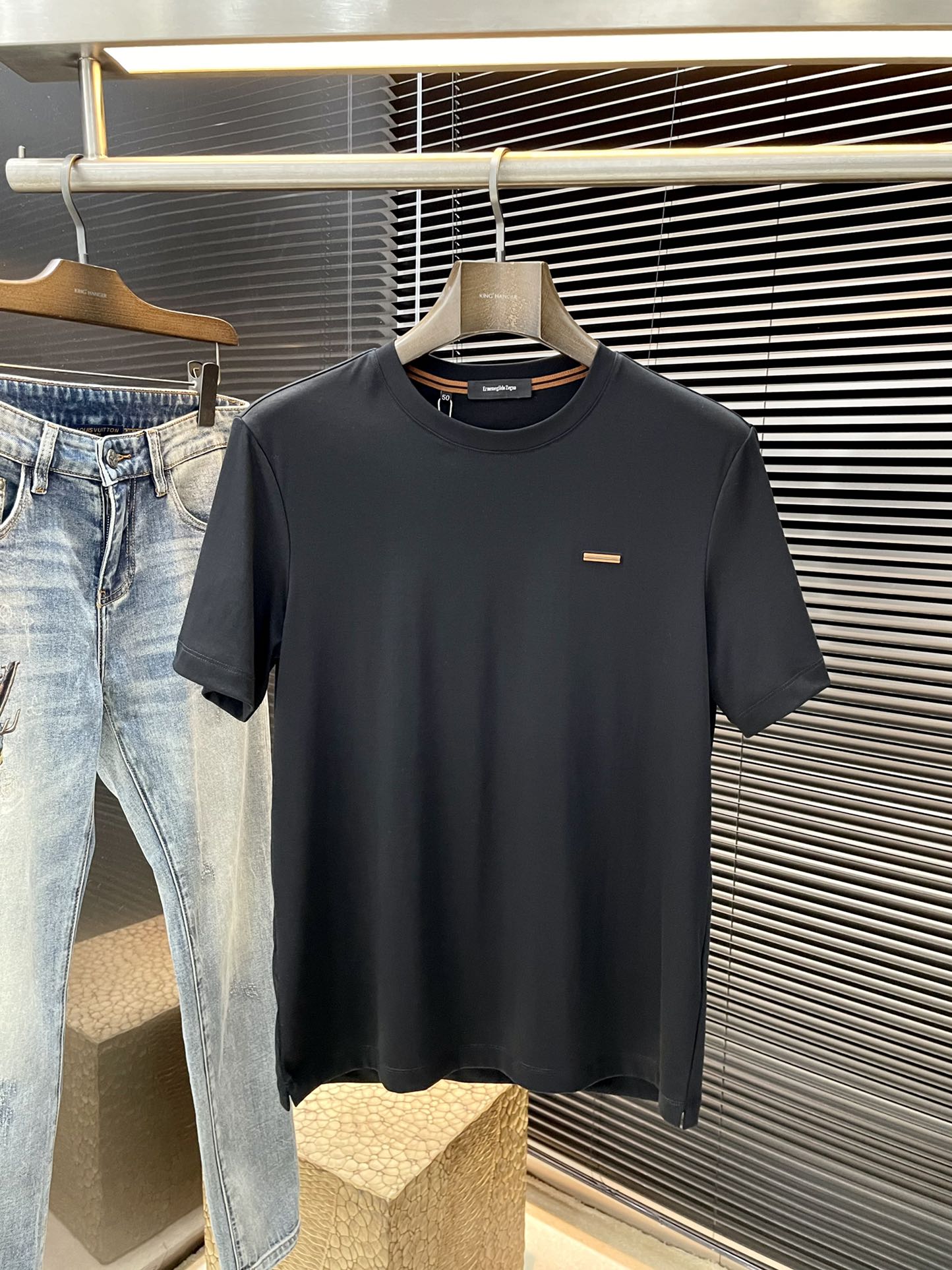 NO:161583,P Z Zegna- (Jegna) series VIP high-end customization 2025 spring and summer new short-sleeved style versatile styles anyone can easily control. Fully customized fabric craftsmanship, high-quality cotton fabric. The fabric feels soft and comfortable and soft on the upper body. The simple style is very classy, ​​simple and unique, fashionable, the style is very exquisite, showing the aura, and will highlight the exquisiteness of business men!  Size 48-58, zegna, T-shirt,alexander wang19860909P  Z Zegna-（杰尼亚）系列 VIP高级定制 2025春夏季新款短袖 百搭款式 任何人都可以轻松驾驭 面料全订制工艺 高定一等品棉面料 面料手感柔软,上身舒适柔软 简约的款式非常显档次,简约个性时尚,版型剪裁非常精致,显气场,又会凸显商务男士的精致！尺码 48-58,,zegna,T-shirt,alexander wang,Men's clothing