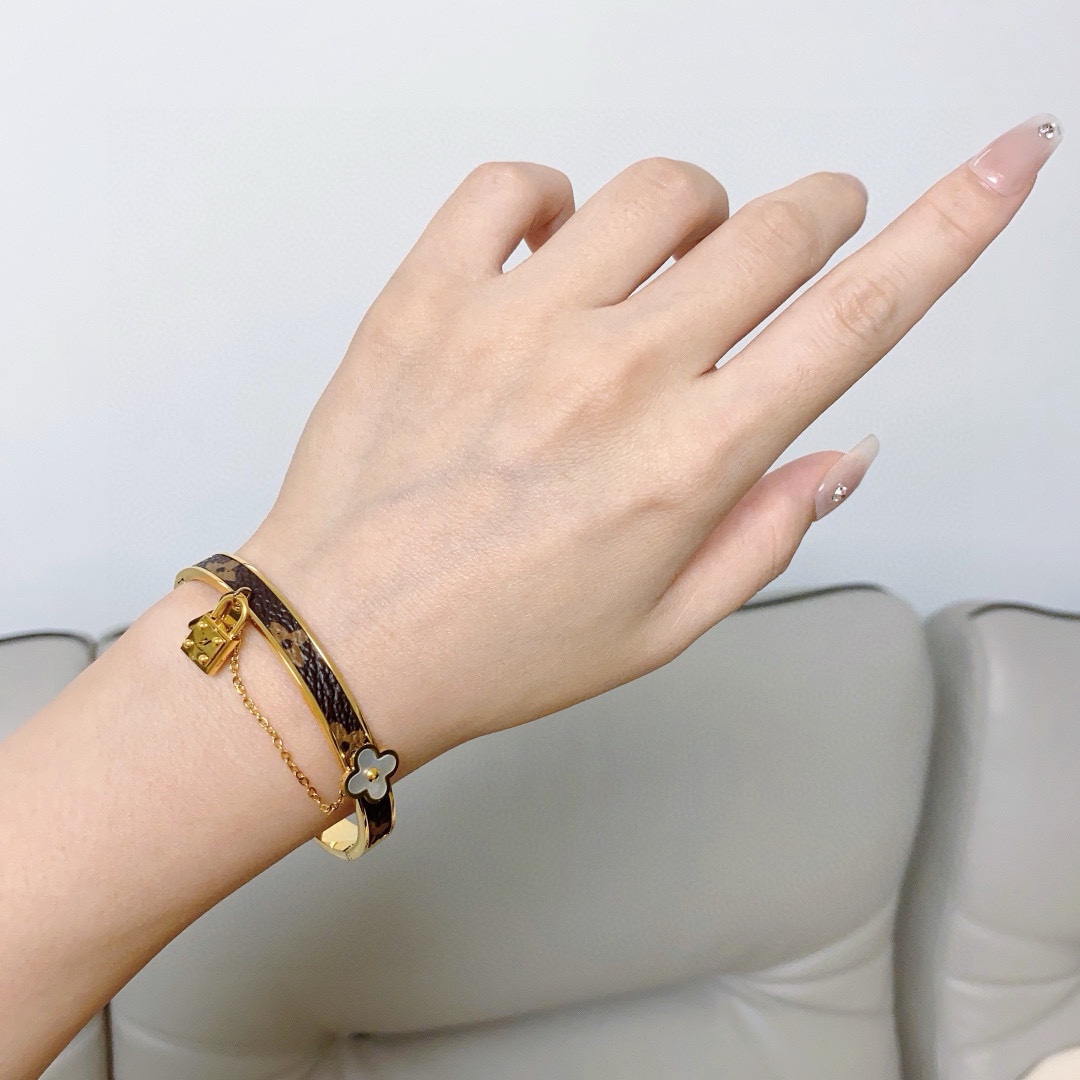 NO:114599,New product, original single product, LV neutral key lock four-leaf turf leather bracelet Louis Vuitton, Louis Vuitton, counter consistent material, hot model shipment, unique design, retro avant-garde. Bracelet 14K seiko color protection version has been loved by MM since its launch. Every color has its unique brilliance!  The effect is very good!  The smallest one!  More durable than ordinary models, beautiful skin tone, fine jewelry, louis vuitton, louis vuitton, louis vuitton, bracelet19860909新品 原单货 LV中性款钥匙锁头四叶草皮革手镯Louis Vuitton 路易威登 专柜一致材质 火爆款出货 设计独特 复古前卫.手镯14K精工保色版 从上市以来一直深受MM喜爱每一种颜色都有它独一无二的光彩！上手效果非常好看！最细小的一款！比普通款更耐看显肤色白皙,饰品精品,louis vuitton,louis vuitton,louis vuitton,bracelet,Jewelry