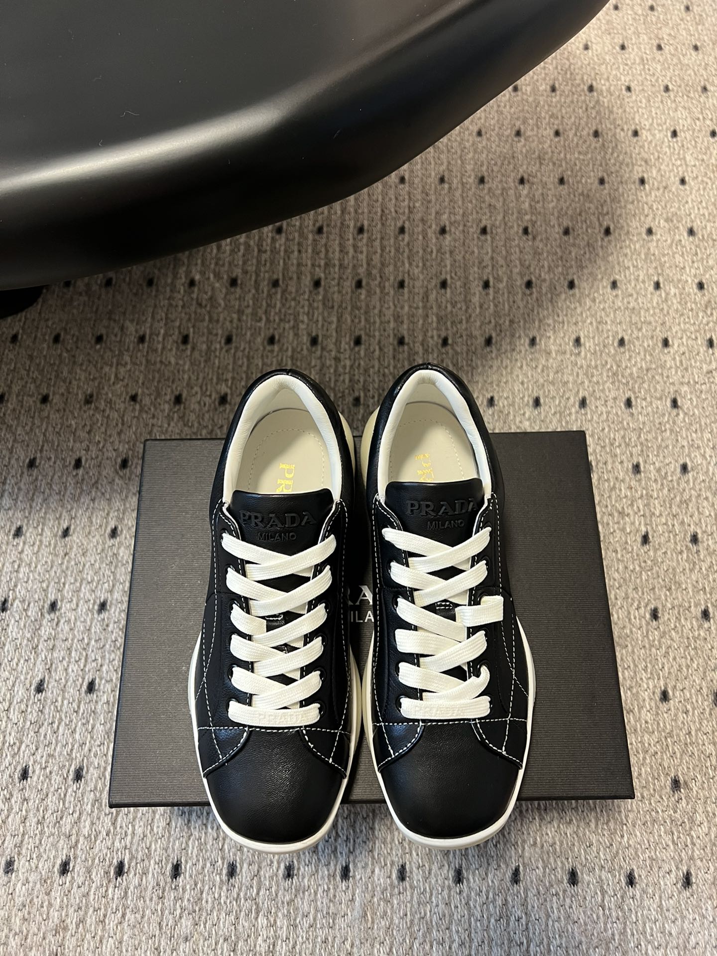 NO:265812,Prad* 25ss new Re-edition casual women's shoes Prada Re-edition 2001 Spin As the retro style continues to blow, this sneaker that can be worn in any scene has been brought back to people's sight again recently. Just like AJ1, Nike's Air Force One, Adidas' green tail, 