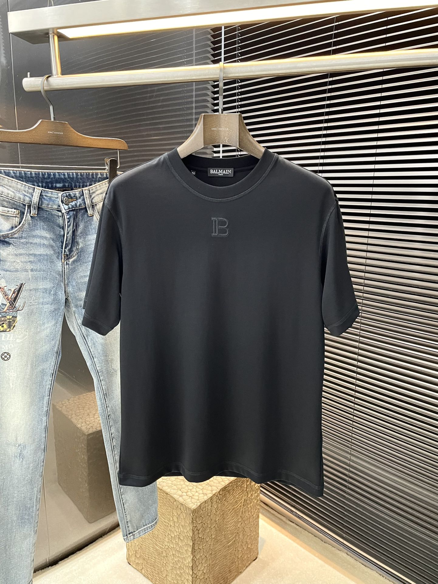 NO:161588,P BALMAIN series VIP high-end customization 2025 spring and summer new short-sleeved style versatile styles anyone can easily control. Fully customized fabrics, high-quality cotton fabrics, soft fabrics, comfortable and soft upper body. The simple style is very classy, ​​simple and unique, fashionable, the style is very exquisite, showing aura, and highlighting the exquisiteness of business men!  Size M-3XL, balmain, balmain, T-shirt, alexander wang19860909P  BALMAIN（巴尔曼）系列 VIP高级定制 2025春夏季新款短袖 百搭款式 任何人都可以轻松驾驭 面料全订制 高定一等品棉面料 面料手感柔软,上身舒适柔软 简约的款式非常显档次,简约个性时尚,版型剪裁非常精致,显气场,又会凸显商务男士的精致！尺码 M-3XL,,balmain,balmain,T-shirt,alexander wang,Men's clothing