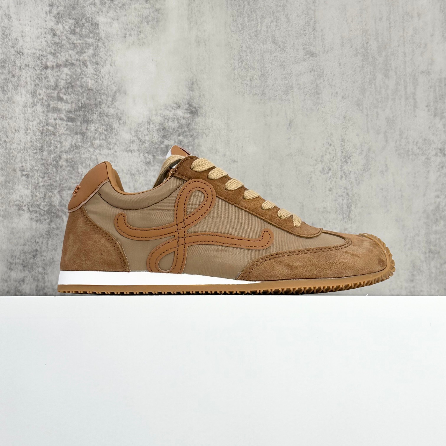 NO:284669,Today's shipment [S version] upgraded version LOEWE Ballet Runner 2.0 nylon cowhide leather round head lace, low-top simple and elegant styling, giving people a casual and casual style, comfortable and lightweight, sporty and flexible, satisfying daily personal outfits. Number of codes: 36 37 38 39 40 41 42 43 44,,loewe,loewe,cowhide19860909今日出货【S版本】升级版 LOEWE 罗意威.Ballet Runner 2.0 尼龙牛皮革圆头系带 低帮 简约大方的造型设计,给人以随性休闲的时尚格调,穿着舒适轻便,运动灵活自如,满足日常个性穿搭 码数 :36 37 38 39 40 41 42 43 44,,loewe,loewe,cowhide,Men's shoes