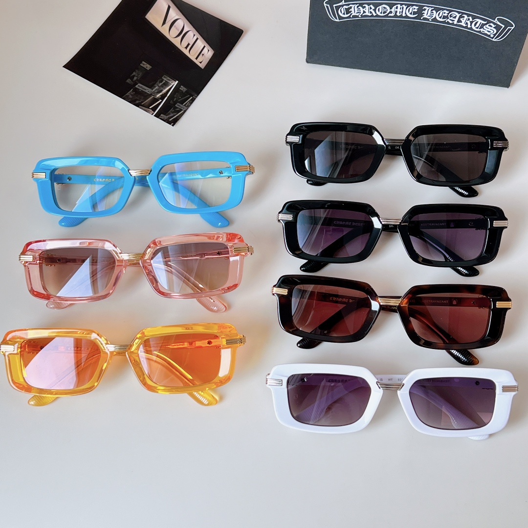 、Chrome Hearts
MOD：ASSTRAVAGANT 
镜腿火焰十字花点缀搭配蔡司镜片   
