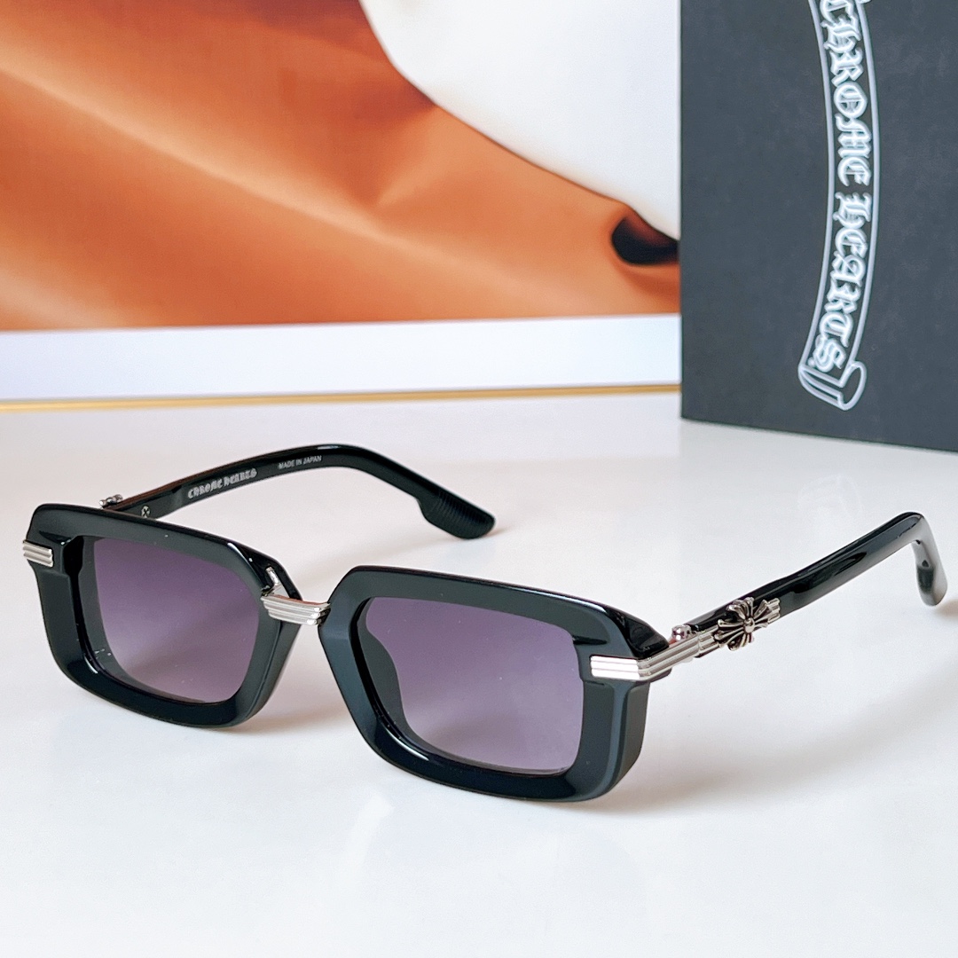 、Chrome Hearts
MOD：ASSTRAVAGANT 
镜腿火焰十字花点缀搭配蔡司镜片   
