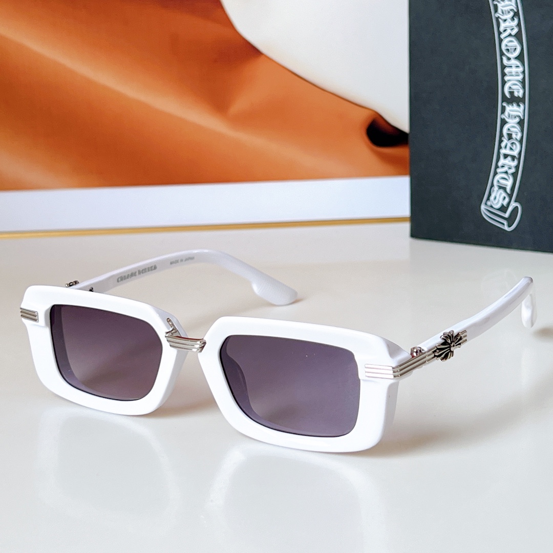 、Chrome Hearts
MOD：ASSTRAVAGANT 
镜腿火焰十字花点缀搭配蔡司镜片   
