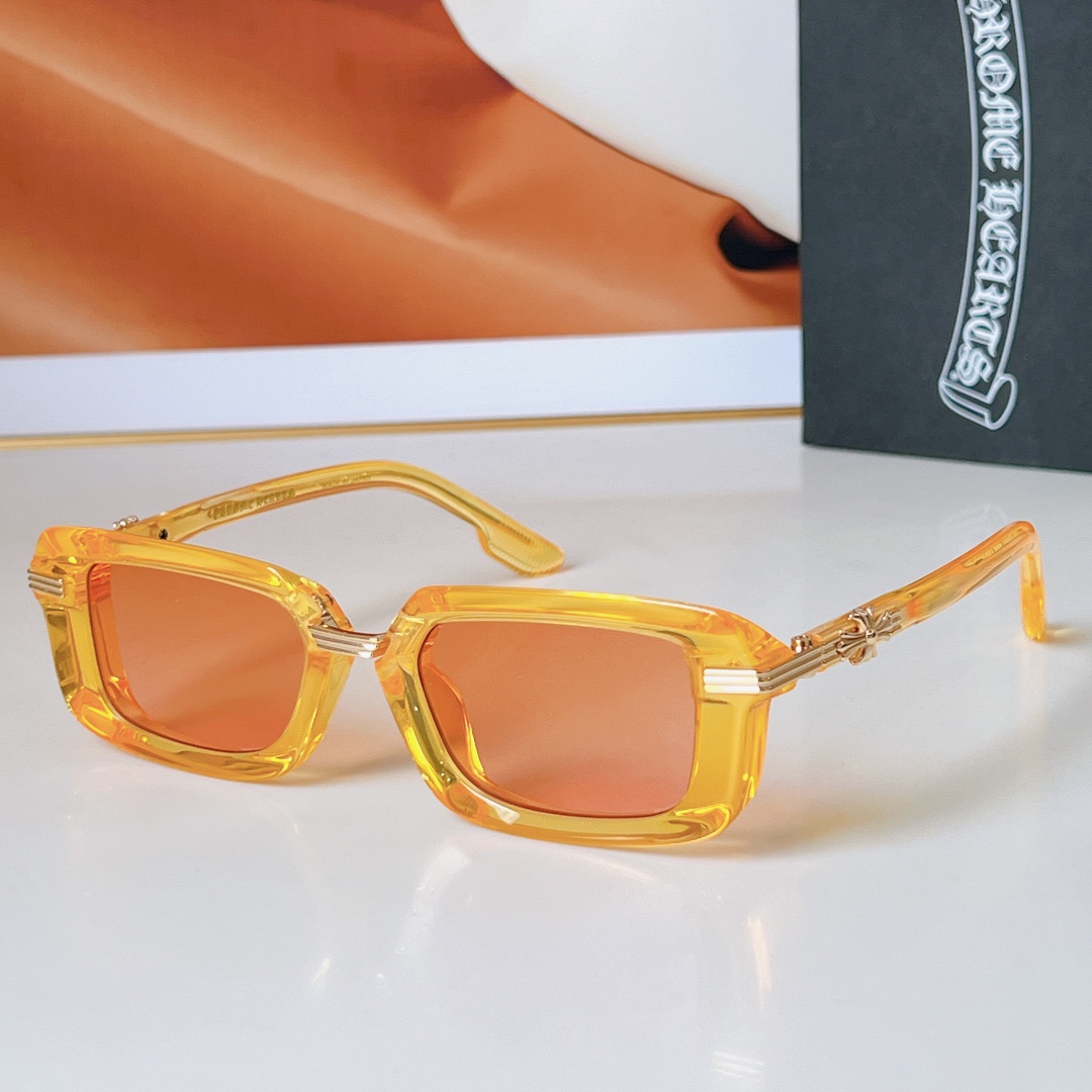 、Chrome Hearts
MOD：ASSTRAVAGANT 
镜腿火焰十字花点缀搭配蔡司镜片   
