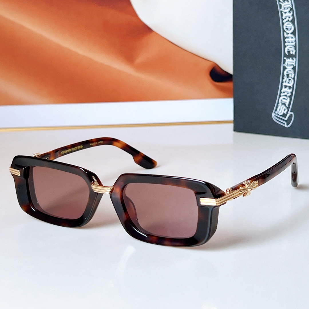 、Chrome Hearts
MOD：ASSTRAVAGANT 
镜腿火焰十字花点缀搭配蔡司镜片   
