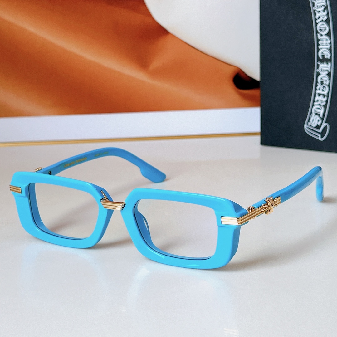 、Chrome Hearts
MOD：ASSTRAVAGANT 
镜腿火焰十字花点缀搭配蔡司镜片   
