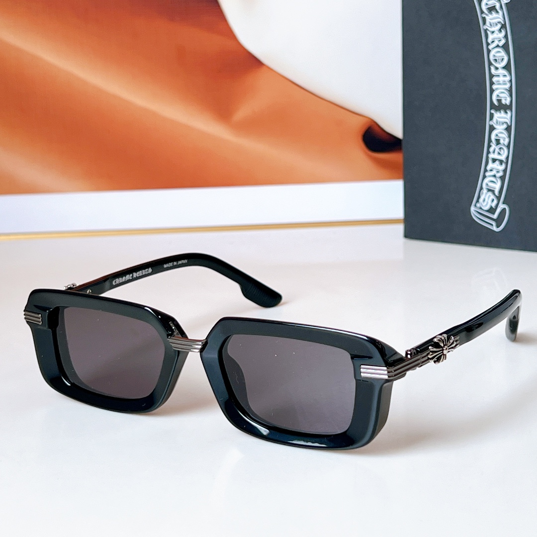、Chrome Hearts
MOD：ASSTRAVAGANT 
镜腿火焰十字花点缀搭配蔡司镜片   
