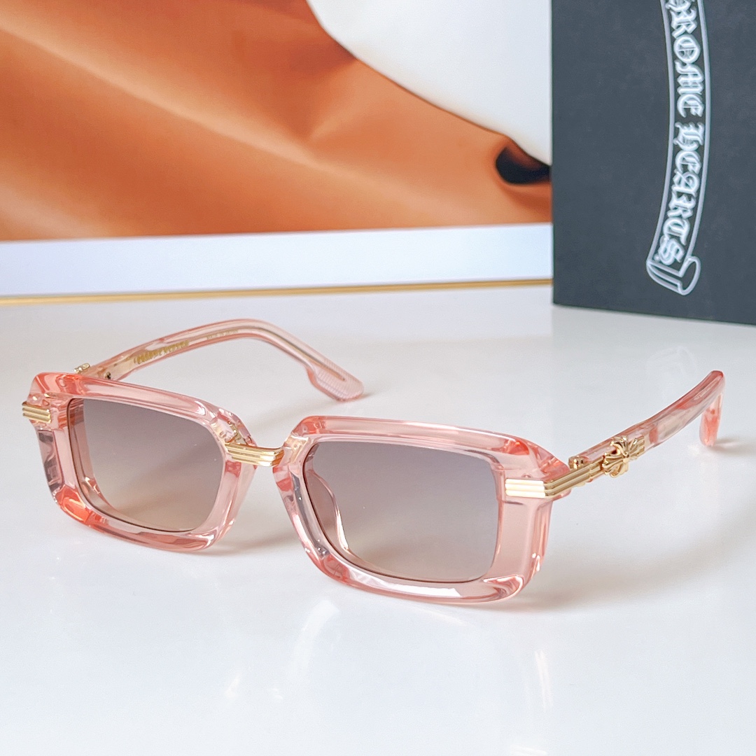 、Chrome Hearts
MOD：ASSTRAVAGANT 
镜腿火焰十字花点缀搭配蔡司镜片   
