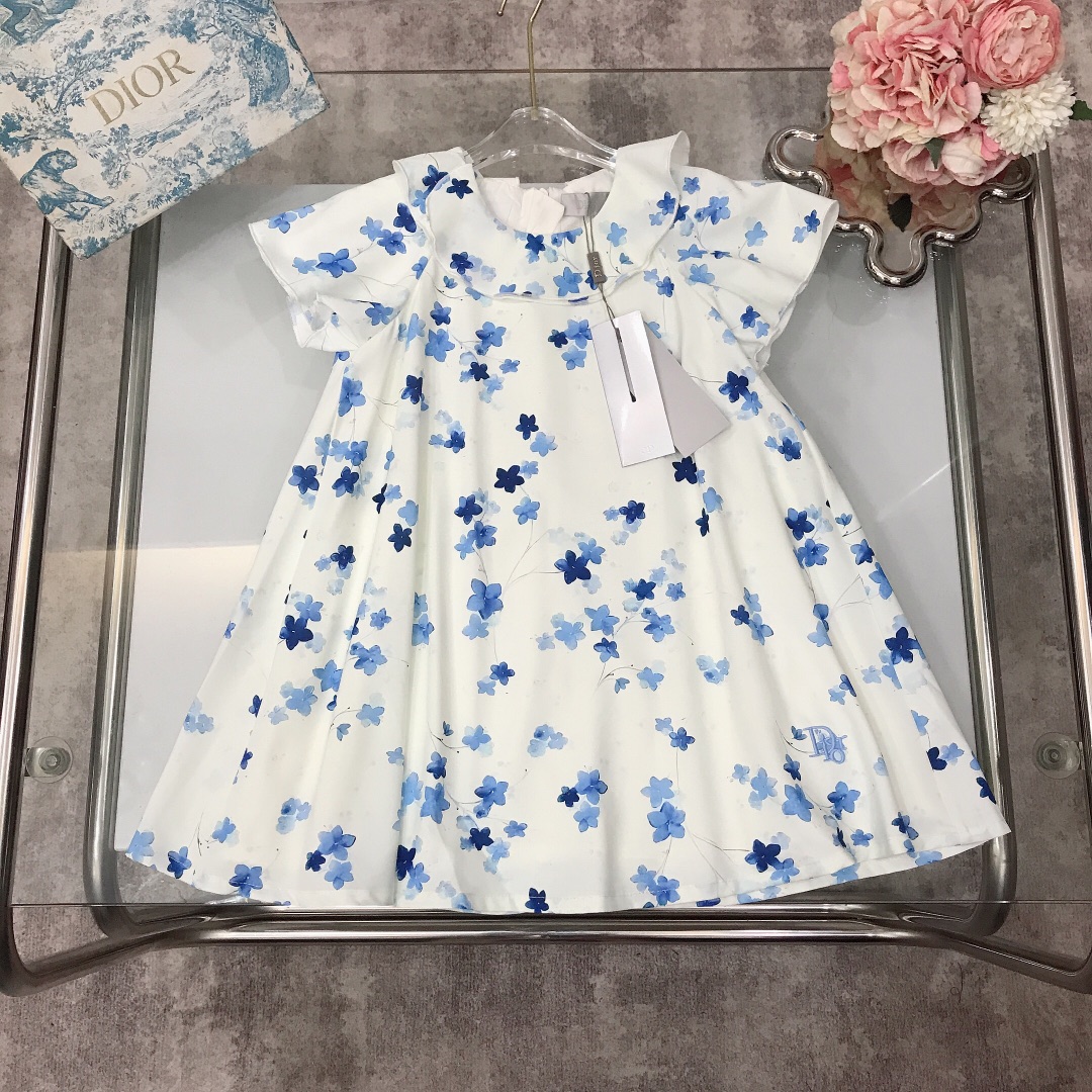 NO:212028,[Spot shipment] Size 90- DIO* Limited series ~ Lotus petal small lapel design Girls' dress exquisite printing process Gradient petals vary in shades of blue ~ Exquisite embroidery LOGO on the lower left side skirt hem with chiffon satin full color printing The inner soft silk lining configuration is very good The ice feel is very soft and comfortable, skin-friendly and not tied, the upper body is excellent The princess's must-have artifact~ Size size 90--110-120-130-140-[CM] Counter packaging 70, clothes, dior, skirts, silk fabric,19860909【现货发】  尺寸90- DIO* 限定系列～荷花瓣小翻领设计女童连衣裙精致印花工艺渐变花瓣深浅不一蓝色系～左下侧裙摆处精致刺绣LOGO搭配雪纺绸缎全面彩印 内里柔顺丝绸内衬配置 冰感度超好 柔顺舒适 亲肤不扎 上身效果极好 公主的必备神器～  size尺码90--110-120-130-140-【CM】 专柜包装70,衣服,dior,skirts,silk fabric,,Children's