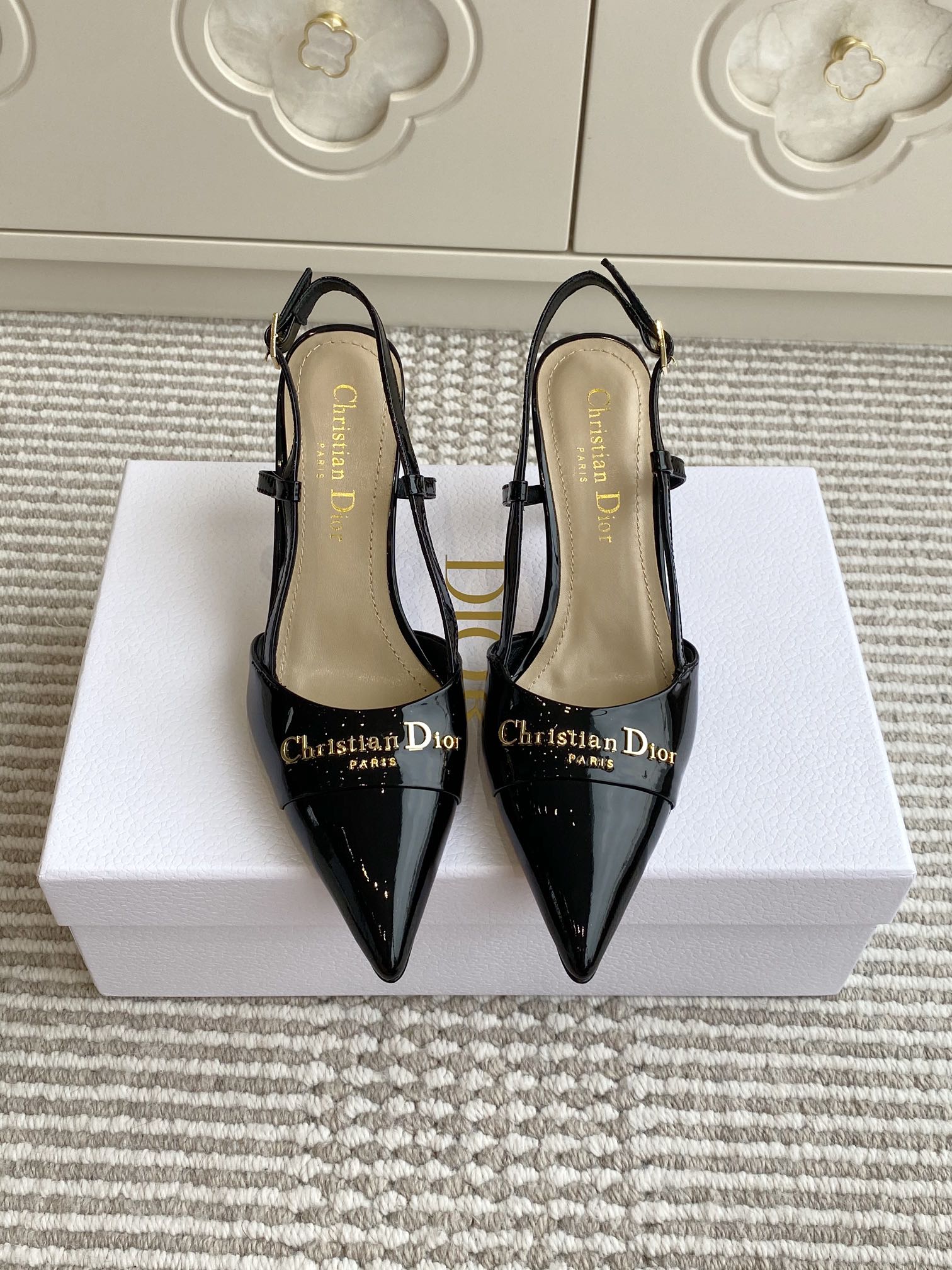 NO:403186,Dio…Dior new Dior Boy pointed high heels, single shoes, empty sandals, top quality This My Dior heels are a new product in the 2025 spring and summer ready-to-wear series, exquisite and elegant. It is carefully crafted with rose pink patent leather, pointed toe design, embellished with gold-finished metal Christian Dior Paris logo, which is recognizable and demonstrates Dior's extraordinary exquisite craftsmanship. It is paired with adjustable lace-up and graphic-style heels, making the fashionable design more elegant. Upper imported calfskin/beef patent leather imported sheepskin lining, heel high flat sole 5cm 8cm imported genuine leather outsole size35-39 (customized by 34/40/41/42), sandals single shoes, dior, dior, sandals, high  heels, cowhide, sheepskin, Leather soles19860909批 Dio…迪奥新品Dior Boy 尖头高跟鞋 单鞋 后空凉鞋 顶级品质 这款 My Dior 露跟高跟鞋是2025春夏成衣系列新品,精致优雅.采用玫瑰粉色漆皮牛皮革精心制作,尖头设计,点缀以金色饰面金属 Christian Dior Paris 标志,富有辨识度,彰显 Dior 非凡的精湛工艺.搭配可调节系带和图形风格鞋跟,令时尚的设计更显典雅. 鞋面进口小牛皮/牛漆皮 进口羊皮内里 跟高平底 5cm 8cm 进口真皮大底 size35-39（34/40/41/42定做）,凉鞋单鞋,dior,dior,sandals,high heels,cowhide,sheepskin,Leather soles,Women's Shoes