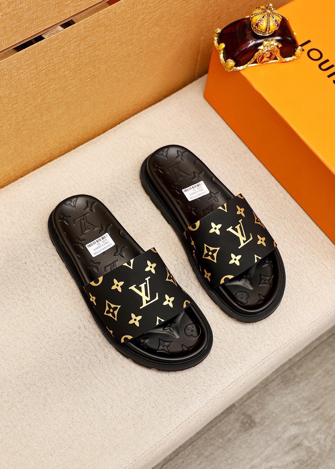 NO:283822,[LV Louis Vuitton] Top purchasing agent Lujia hot men's slippers shoes, counter synchronization, upper imported calfskin from Italy, original sole, exclusive movable molding sole is super comfortable, original order goods, high quality, can enter and exit the counter at will, welcome to compare, size 38-44 (45 customization),,louis vuitton,louis vuitton,slippers,cowhide19860909【LV路易威登】顶级代购路家爆款男士拖鞋鞋 专柜同步 鞋面意大利进口小牛皮,鞋底原厂特供原版底,独家活动成型底超级舒适,原厂跟单货,高品质,可随意进出专柜,欢迎对比,码数 38-44(45订制）,,louis vuitton,louis vuitton,slippers,cowhide,Men's shoes