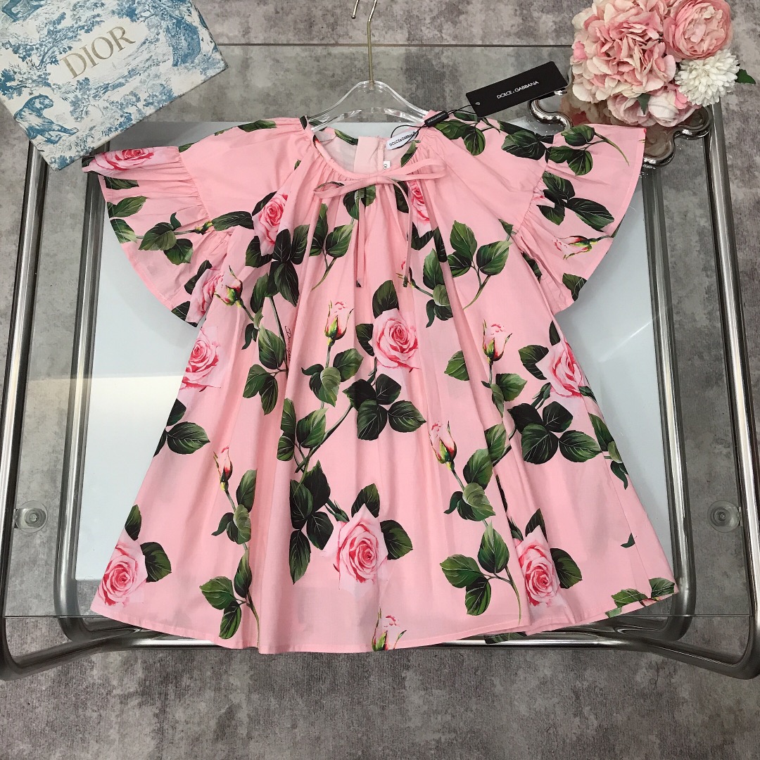 NO:212054,[Spot delivery] DOLCE & GABBAN* DG Limited series ~ Little Flying Sleeve Girls Dress Exquisite printing craft Pink rose chiffon satin full floral color printing Pure cotton inner layer Soft and comfortable, skin-friendly and not tied, excellent upper body effect A must-have artifact for princess ~ Size size 90---120-130-140-150 [CM] Counter packaging 70, Clothes, Dolce & Gabbana, Dolce & Gabbana, skirts, silk fabric,19860909【现货发】   DOLCE & GABBAN* DG 限定系列～小飞袖女童连衣裙 精致印花工艺粉色玫瑰花雪纺绸缎全面花卉彩印 纯棉内搭 柔顺舒适 亲肤不扎 上身效果极好 公主的必备神器～  size尺码90---120-130-140-150【CM】 专柜包装70,衣服,Dolce&Gabbana,Dolce&Gabbana,skirts,silk fabric,,Children's