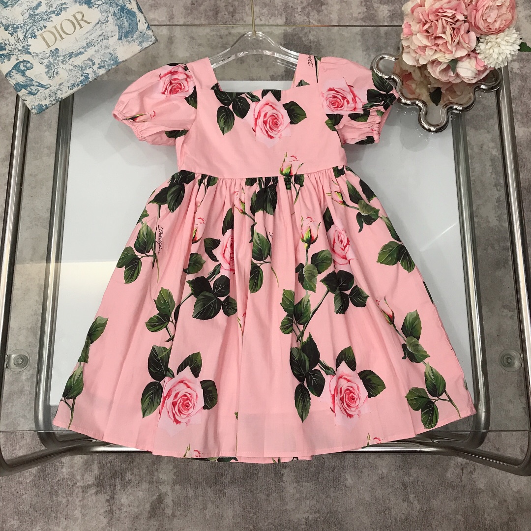 NO:212072,【Spot delivery】 DOLCE & GABBAN* Big Children's DG Limited Series~Girls Dresses Exquisite Printing Crafts Pink Rose Chiffon Satin Full Floral Color Printing Pure Cotton Inner Smooth and Comfortable Skin-friendly No Tightness, Excellent Upper Body Effects A must-have artifact for the princess~ Size Size 90---120-130-140-150【CM】 Counter Packaging 70, Clothes, Dolce & Gabbana, Dolce & Gabbana, Skirts, Silk Fabric,19860909【现货发】   DOLCE & GABBAN* 大童款DG 限定系列～女童连衣裙 精致印花工艺粉色玫瑰花雪纺绸缎全面花卉彩印 纯棉内搭 柔顺舒适 亲肤不扎 上身效果极好 公主的必备神器～  size尺码90---120-130-140-150【CM】 专柜包装70,衣服,Dolce&Gabbana,Dolce&Gabbana,skirts,silk fabric,,Children's