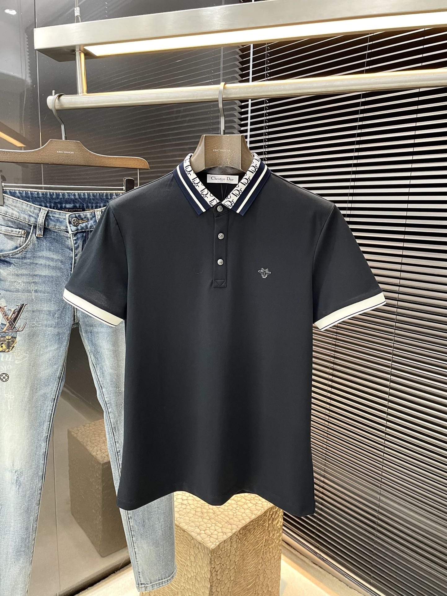 NO:161590,P Dior- (Dior) has the latest POLO short-sleeved spring and summer 2025, using the latest spandex fabric, which is resistant to washing and not easy to fade, has a soft feel and soft and comfortable composition. Classic design style, special customization, simple cutting and splicing, reflecting the extraordinary craftsmanship of workers, full of high-end and fashionable feeling!  The style is quite good at casual and versatile. Size M-3XL, dior, dior, T-shirt, alexander wang19860909P  Dior-（迪奥）2025年春夏最新款POLO短袖,采用最新氨纶面料,耐水洗不易掉色,手感柔软、成分柔软舒适 经典设计风格 特殊定制 简单的裁剪方式拼接,体现出工人不凡的工艺,高端时尚感十足！版型相当赞休闲百搭款.尺码 M-3XL,,dior,dior,T-shirt,alexander wang,Men's clothing