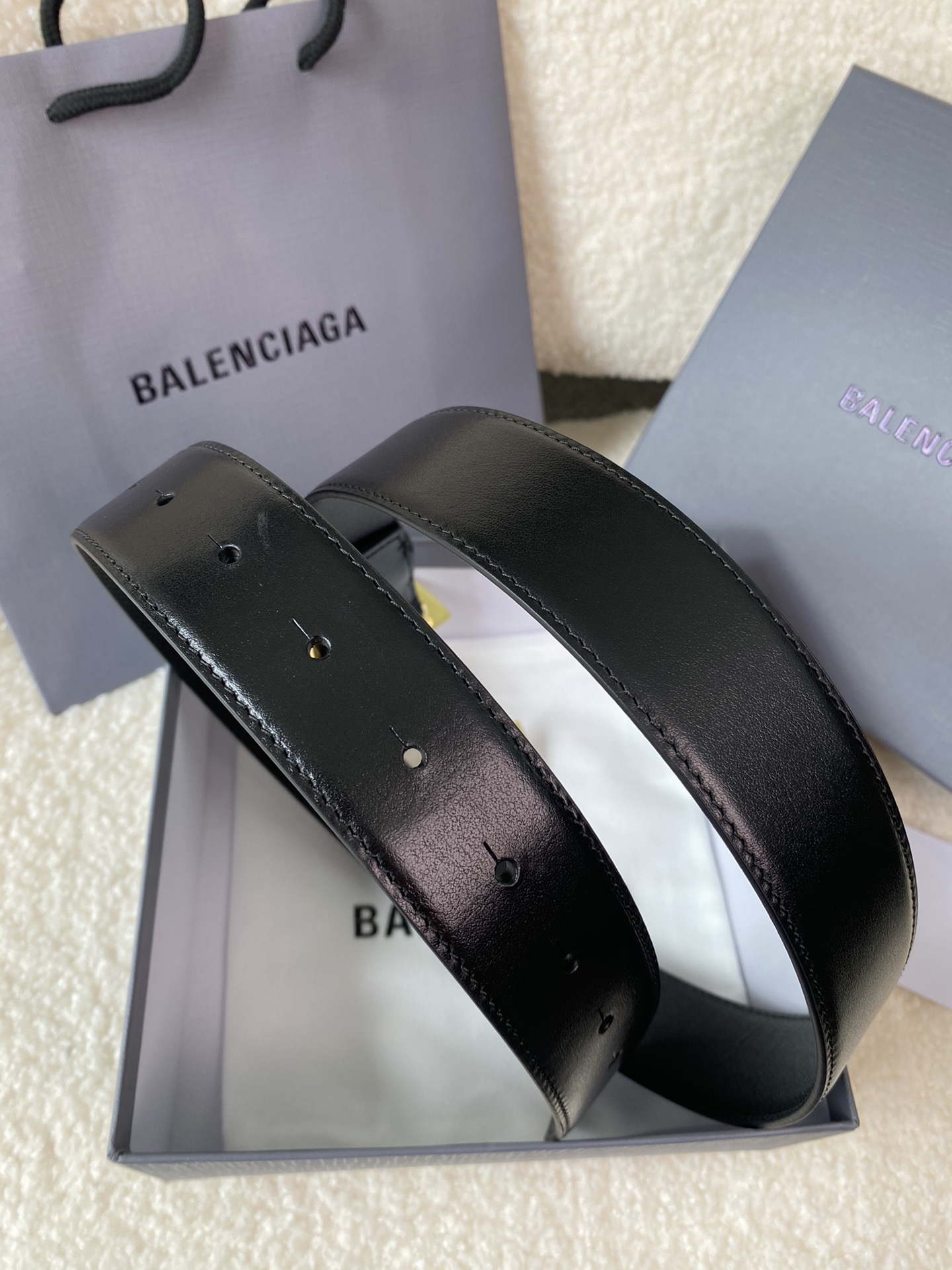 🅿️160 巴黎世家（Balenciaga）宽度3.5cm 是法国的奢侈品牌，作为时尚界最具影响力品牌之一的地位。设计师源于：都市时尚潮流独特的设计风格，采用进口小牛皮制作；搭配纯铜复古五金，使其更具魅力。值得拥有的百搭精品