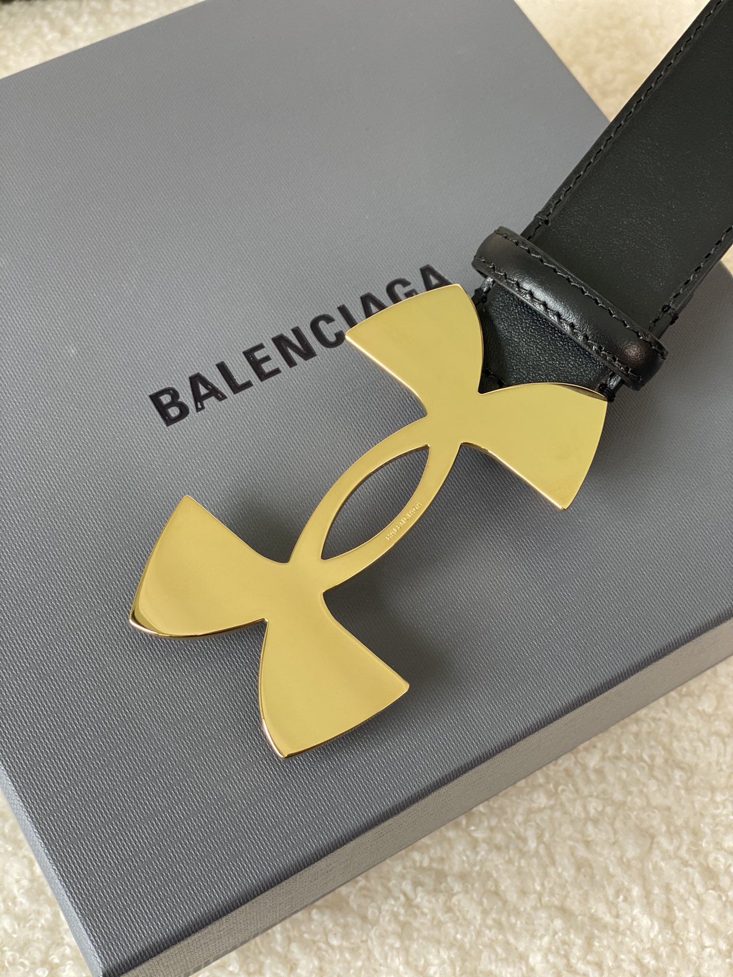 🅿️160 巴黎世家（Balenciaga）宽度3.5cm 是法国的奢侈品牌，作为时尚界最具影响力品牌之一的地位。设计师源于：都市时尚潮流独特的设计风格，采用进口小牛皮制作；搭配纯铜复古五金，使其更具魅力。值得拥有的百搭精品