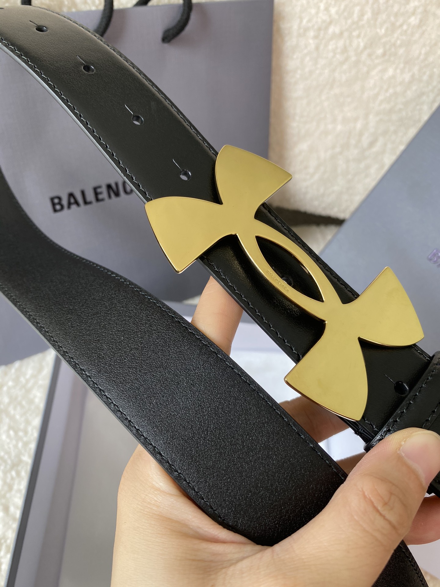 🅿️160 巴黎世家（Balenciaga）宽度3.5cm 是法国的奢侈品牌，作为时尚界最具影响力品牌之一的地位。设计师源于：都市时尚潮流独特的设计风格，采用进口小牛皮制作；搭配纯铜复古五金，使其更具魅力。值得拥有的百搭精品