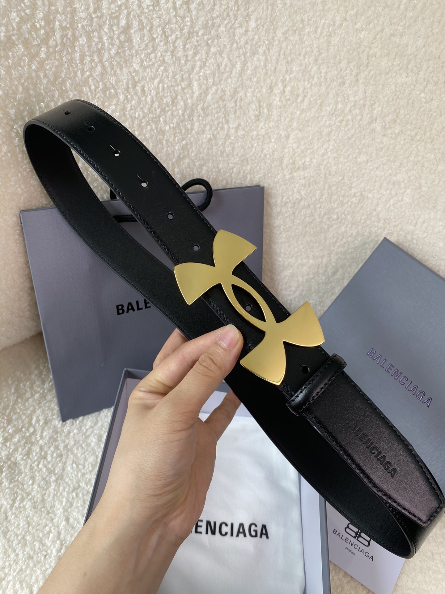 🅿️160 巴黎世家（Balenciaga）宽度3.5cm 是法国的奢侈品牌，作为时尚界最具影响力品牌之一的地位。设计师源于：都市时尚潮流独特的设计风格，采用进口小牛皮制作；搭配纯铜复古五金，使其更具魅力。值得拥有的百搭精品