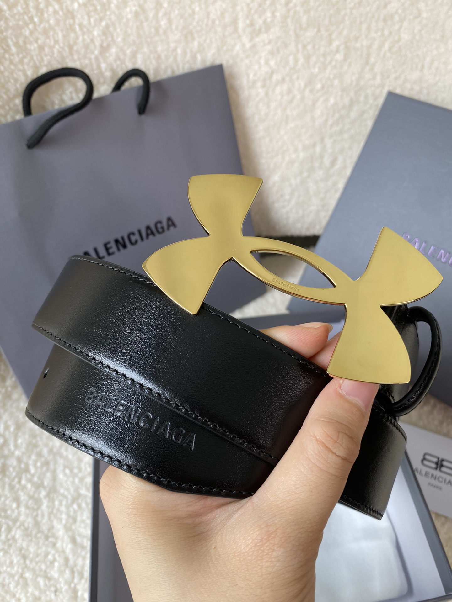 🅿️160 巴黎世家（Balenciaga）宽度3.5cm 是法国的奢侈品牌，作为时尚界最具影响力品牌之一的地位。设计师源于：都市时尚潮流独特的设计风格，采用进口小牛皮制作；搭配纯铜复古五金，使其更具魅力。值得拥有的百搭精品