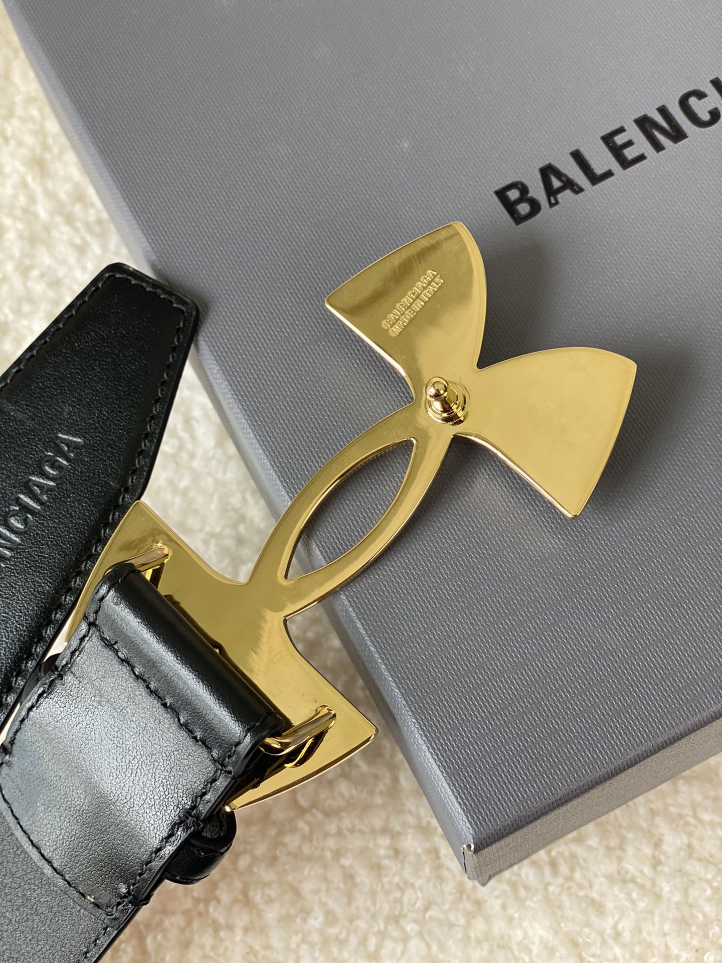 🅿️160 巴黎世家（Balenciaga）宽度3.5cm 是法国的奢侈品牌，作为时尚界最具影响力品牌之一的地位。设计师源于：都市时尚潮流独特的设计风格，采用进口小牛皮制作；搭配纯铜复古五金，使其更具魅力。值得拥有的百搭精品